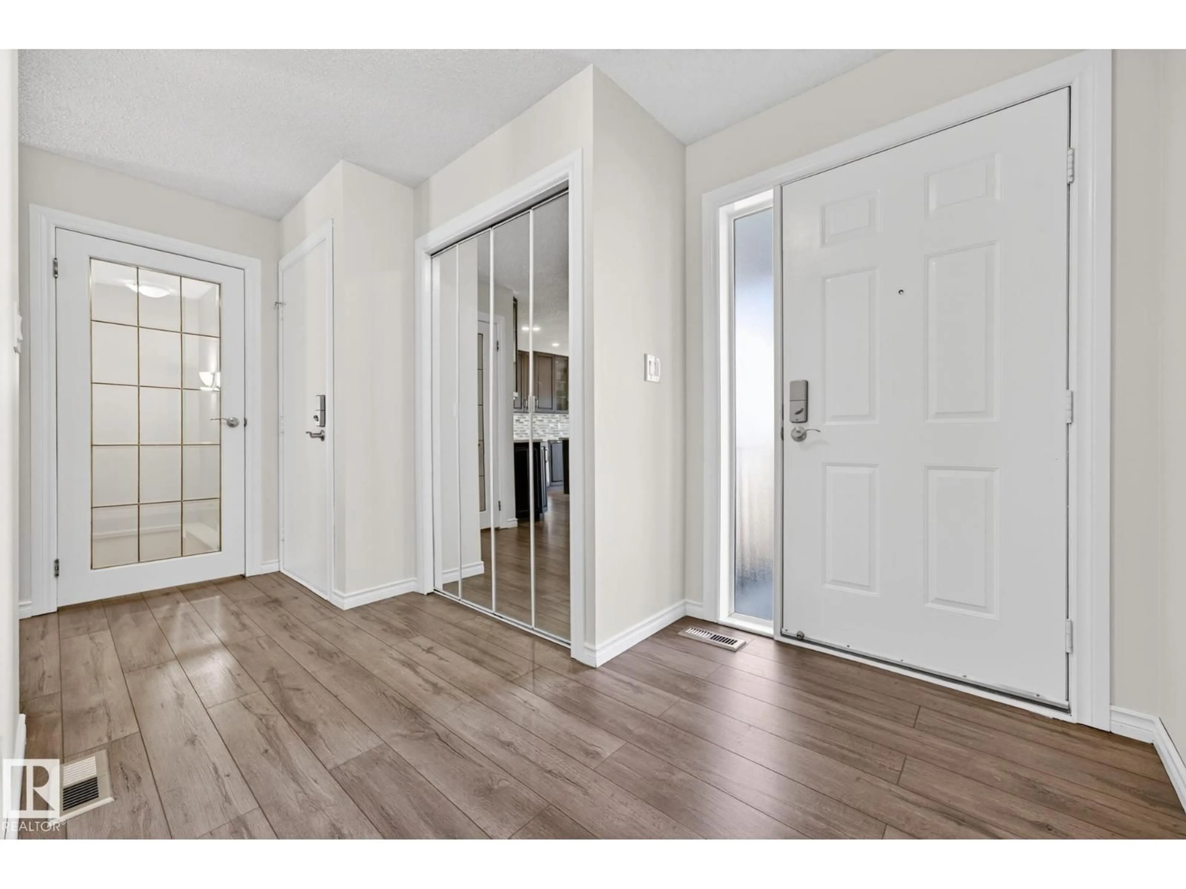 Indoor entryway for NW - 30 903 109 ST, Edmonton Alberta T6J6R1