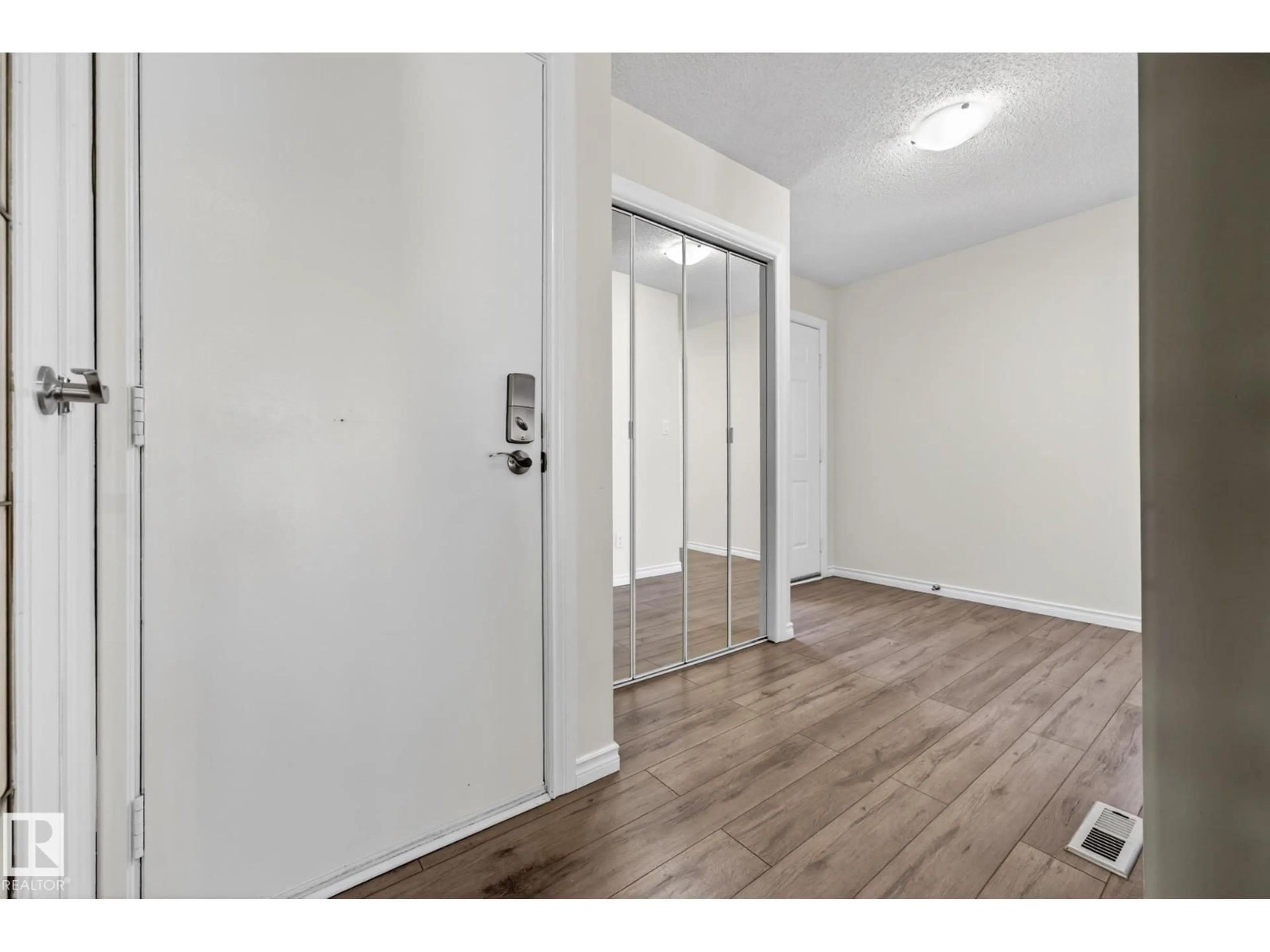 Indoor entryway for NW - 30 903 109 ST, Edmonton Alberta T6J6R1