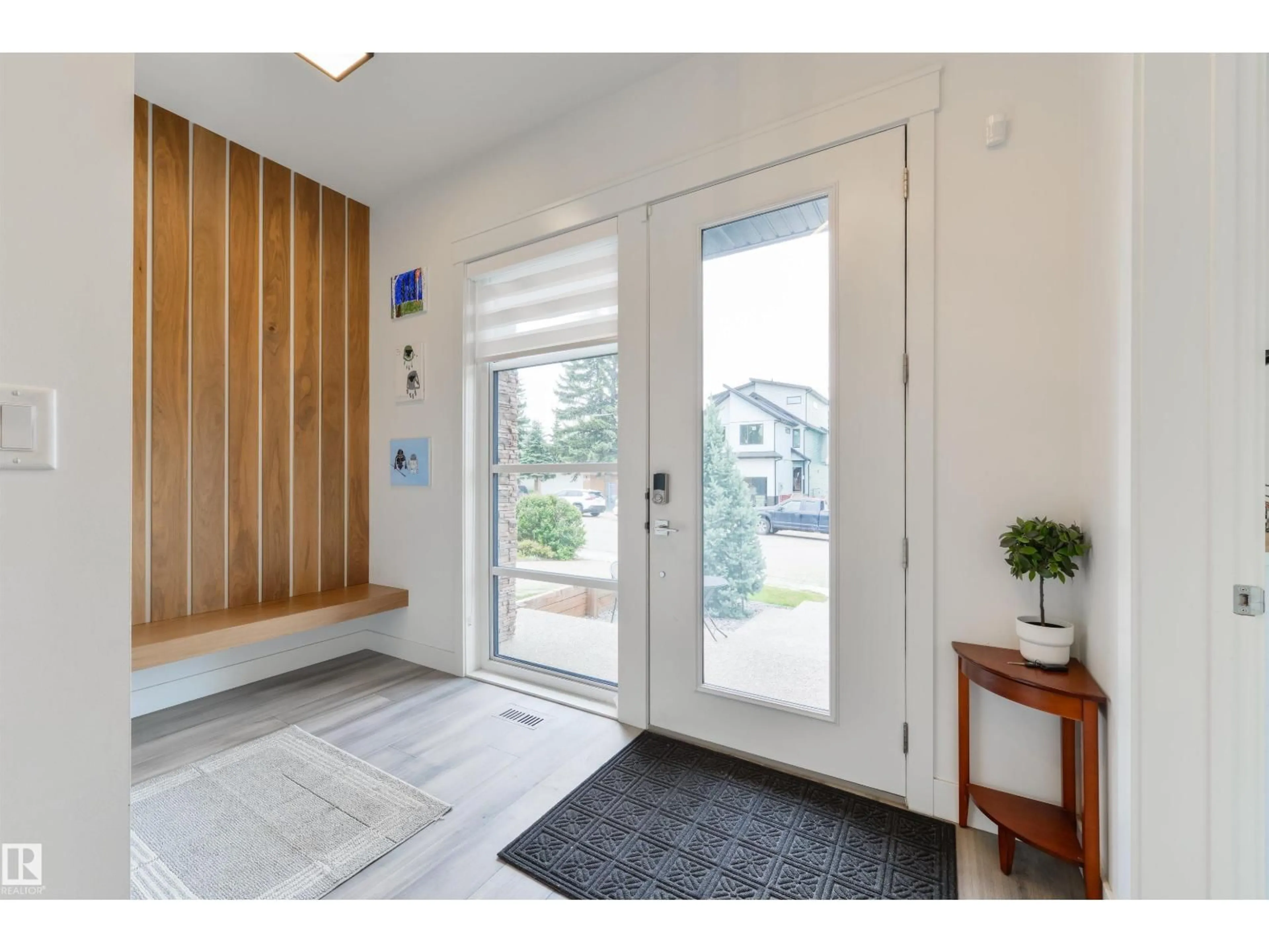 Indoor entryway for 12444 LANSDOWNE DR, Edmonton Alberta T6H4L5