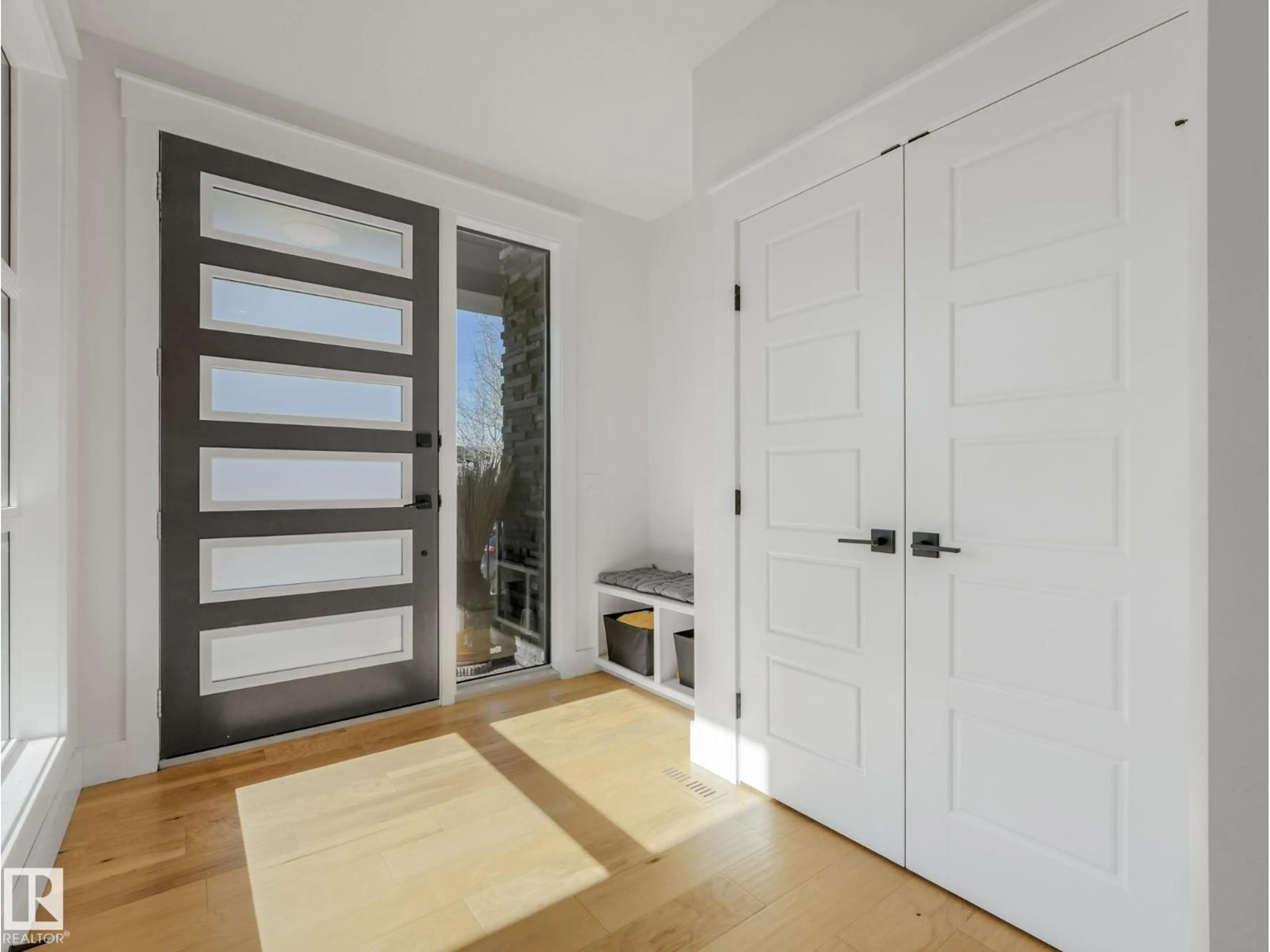 Indoor entryway for 7215 MAY RD, Edmonton Alberta T6R0V9