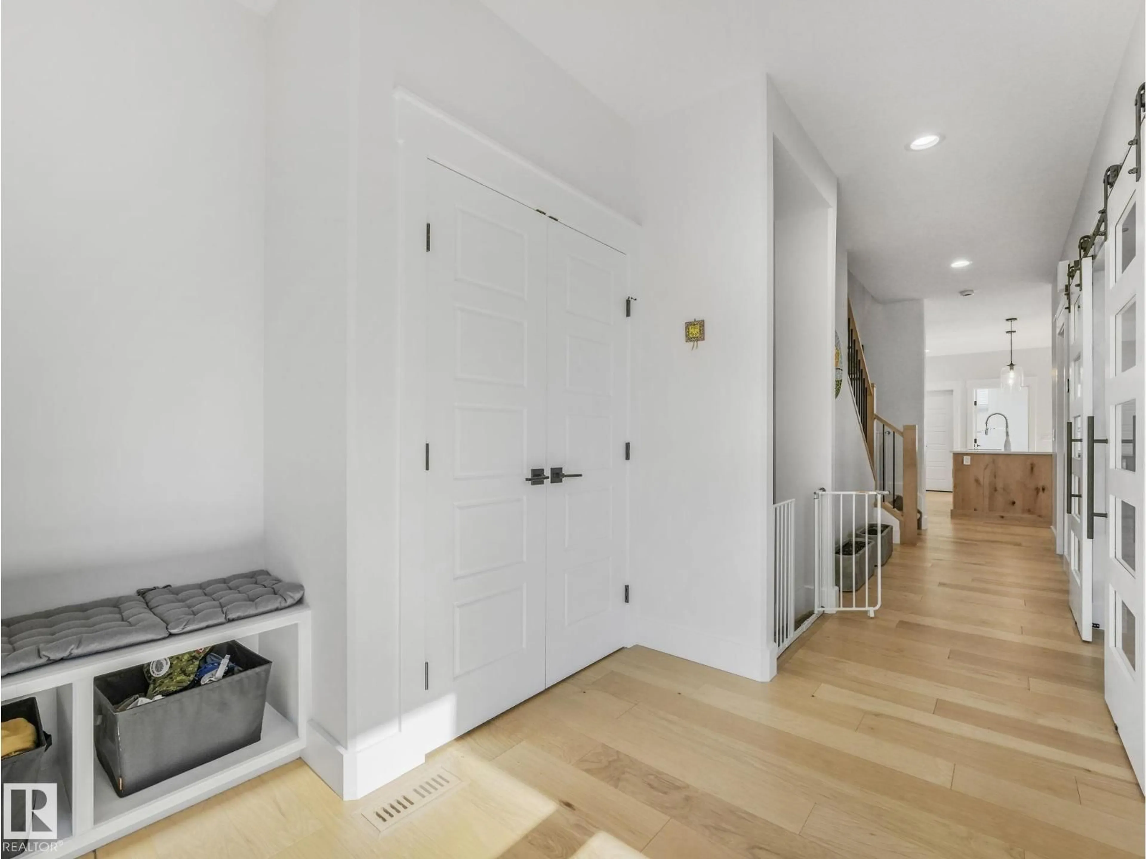 Indoor entryway for 7215 MAY RD, Edmonton Alberta T6R0V9