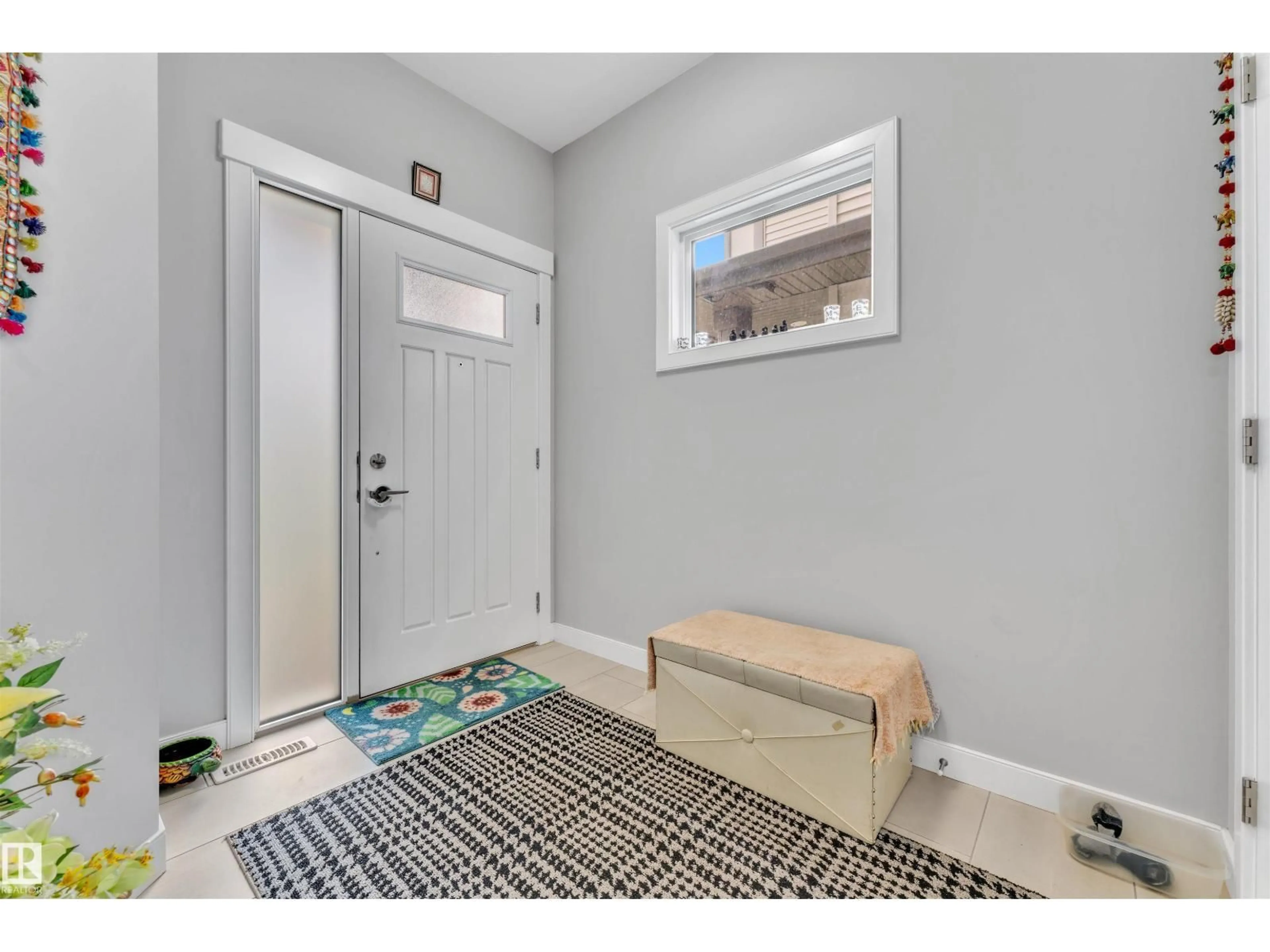 Indoor entryway for 4104 6 AV, Edmonton Alberta T6X2J1