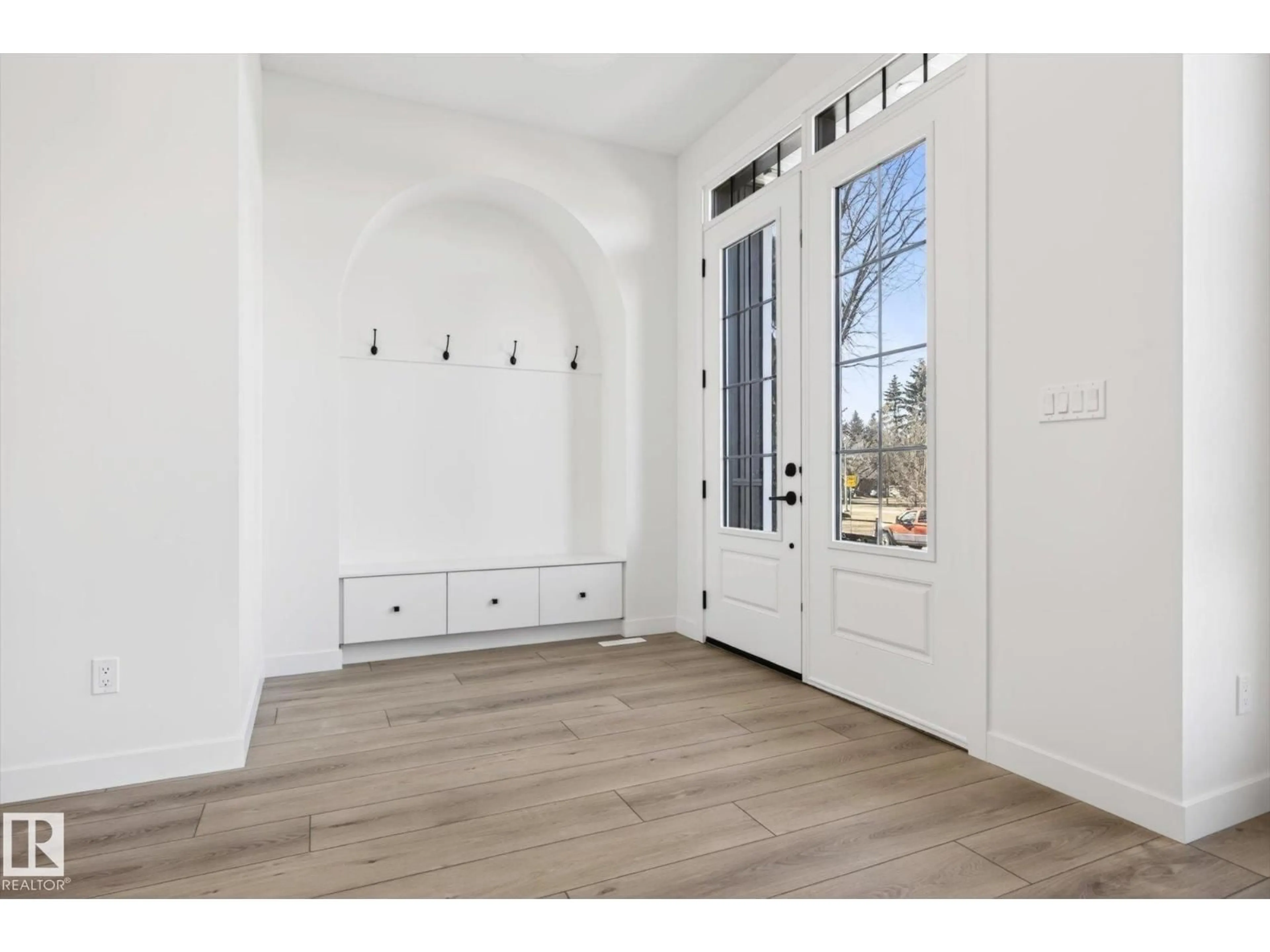 Indoor entryway for 9705 68 AV, Edmonton Alberta T6E0R3
