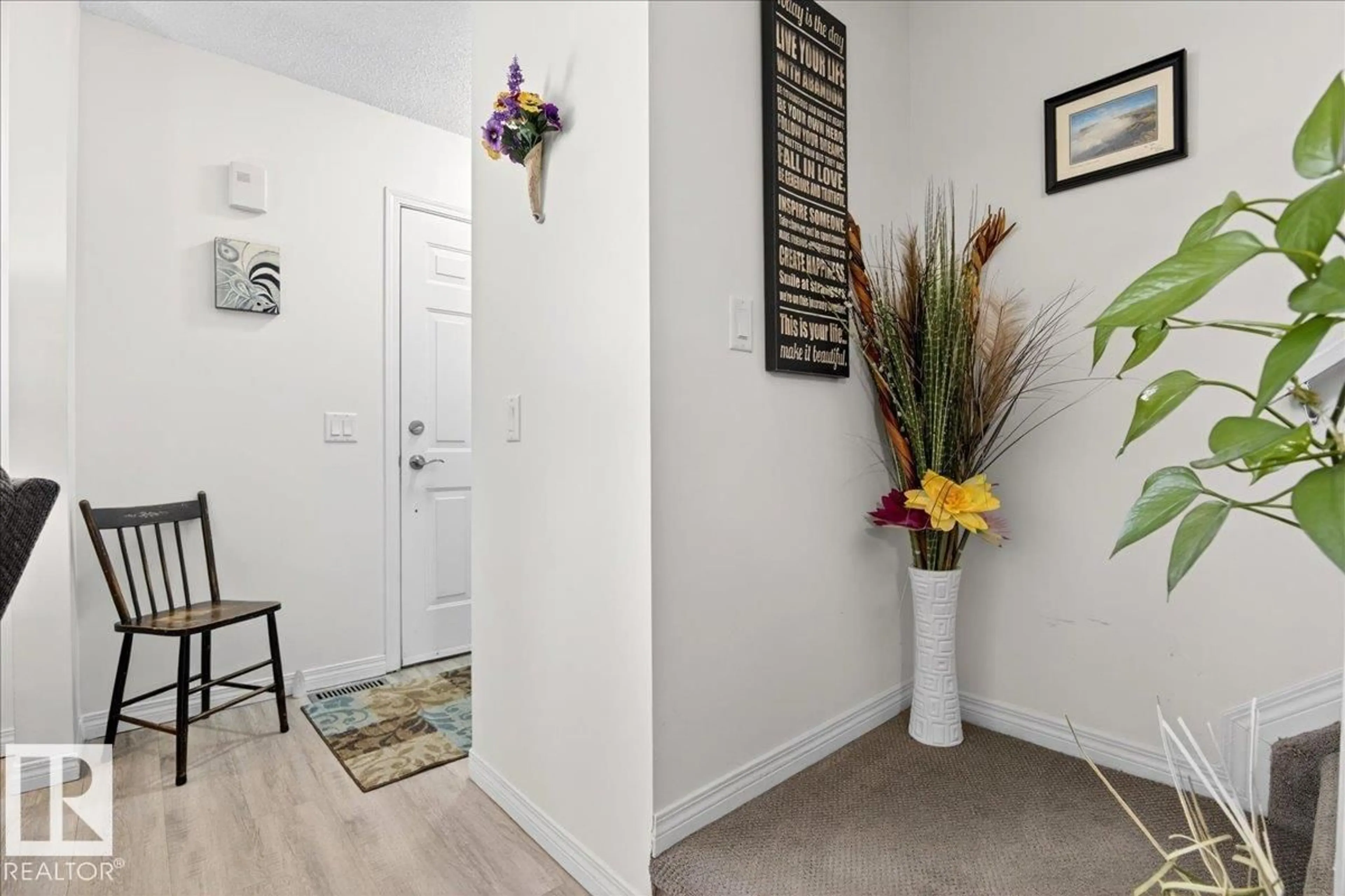 Indoor entryway for #3 - 18010 98 AV, Edmonton Alberta T5T3H6