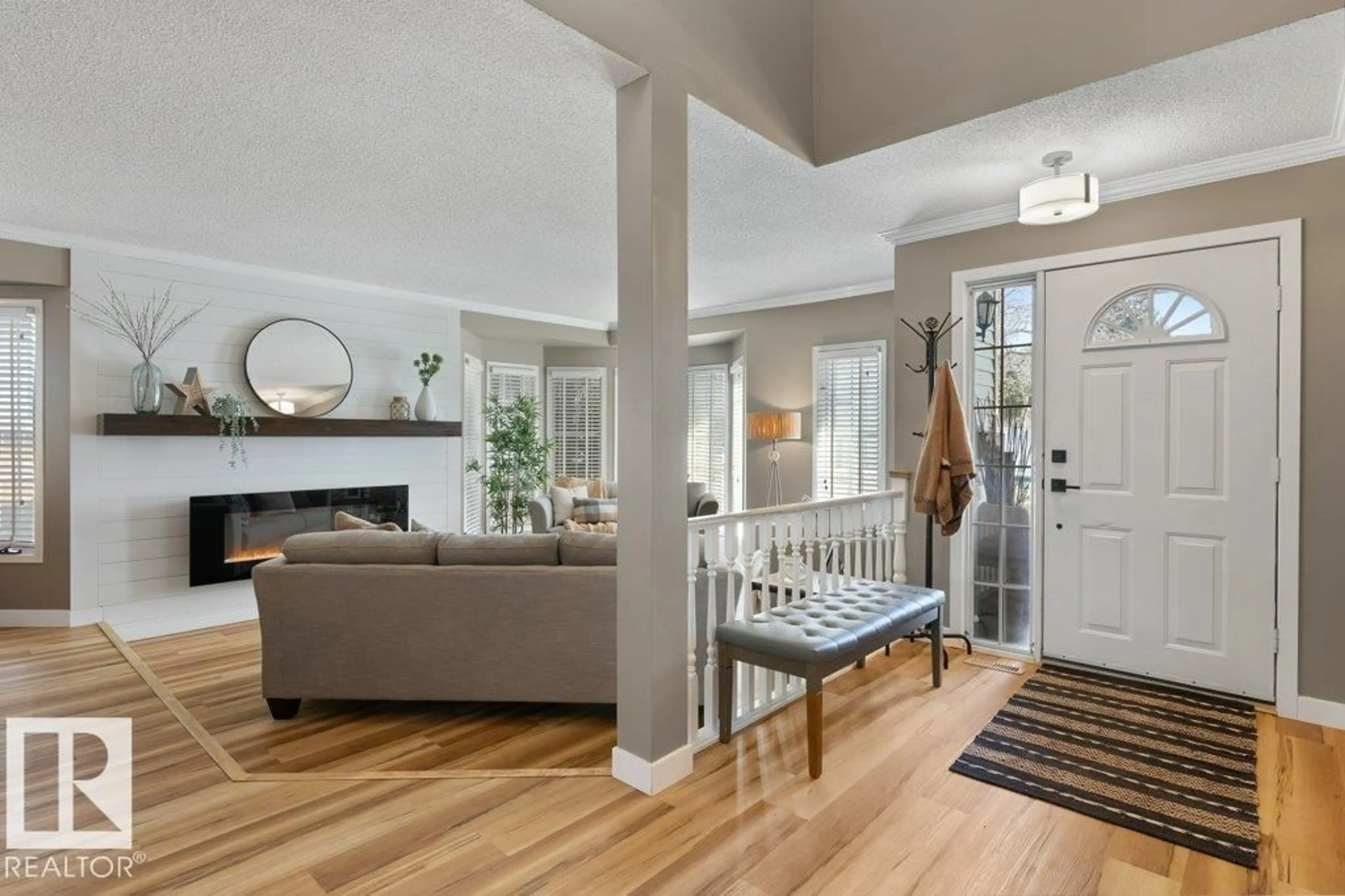 Indoor entryway for 18 PARKWOOD DR, St. Albert Alberta T8N5L3