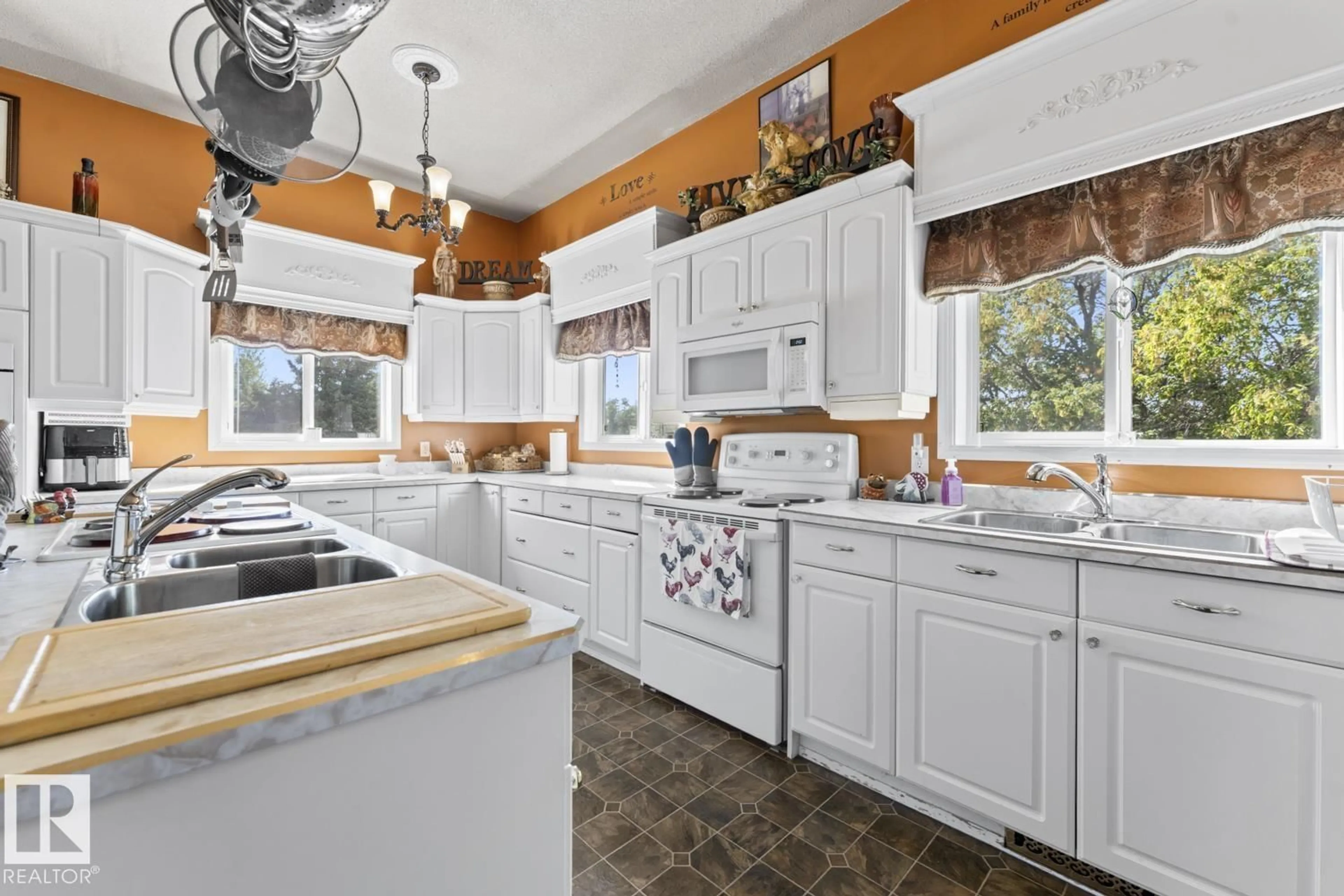 Open concept kitchen, ceramic/tile floor for 62506 RGE RD 453, Rural Bonnyville M.D. Alberta T9N2H3
