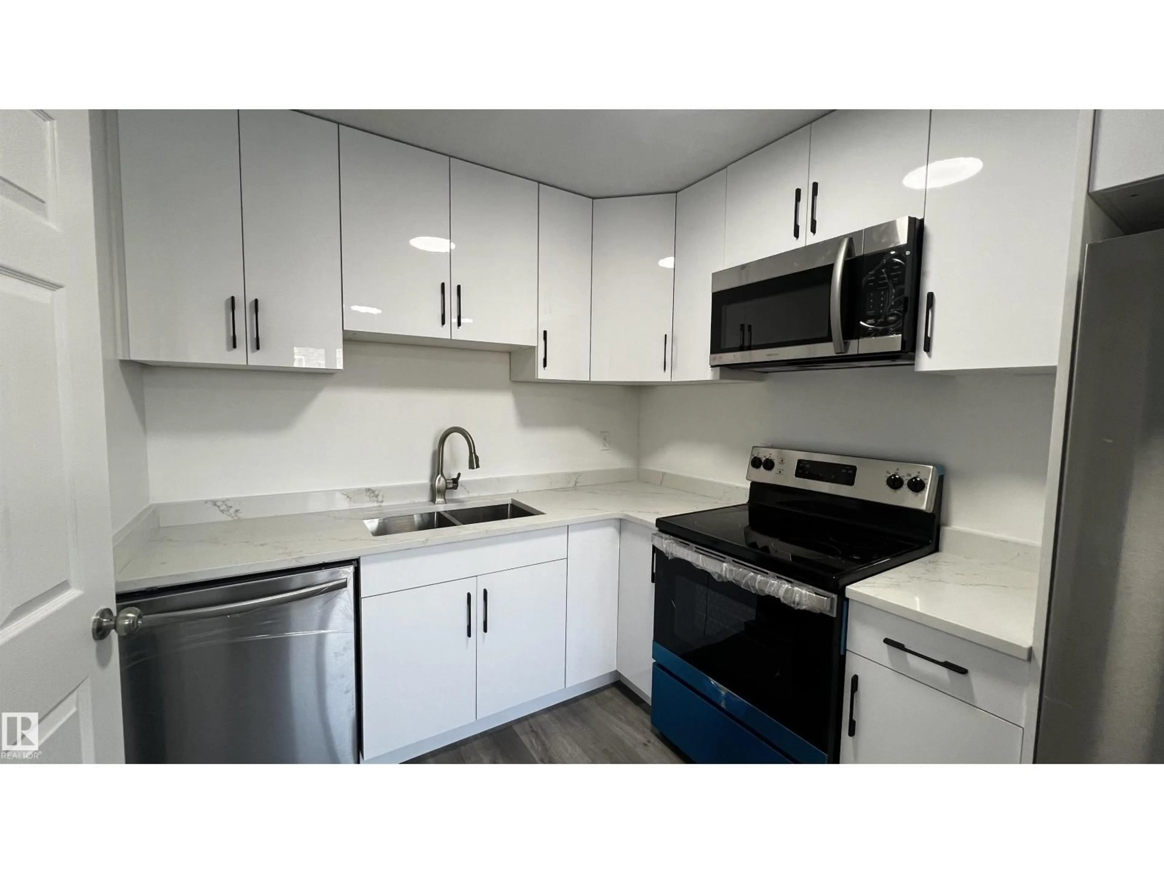 Standard kitchen, unknown for 3323 107 AV, Edmonton Alberta T5W0C6