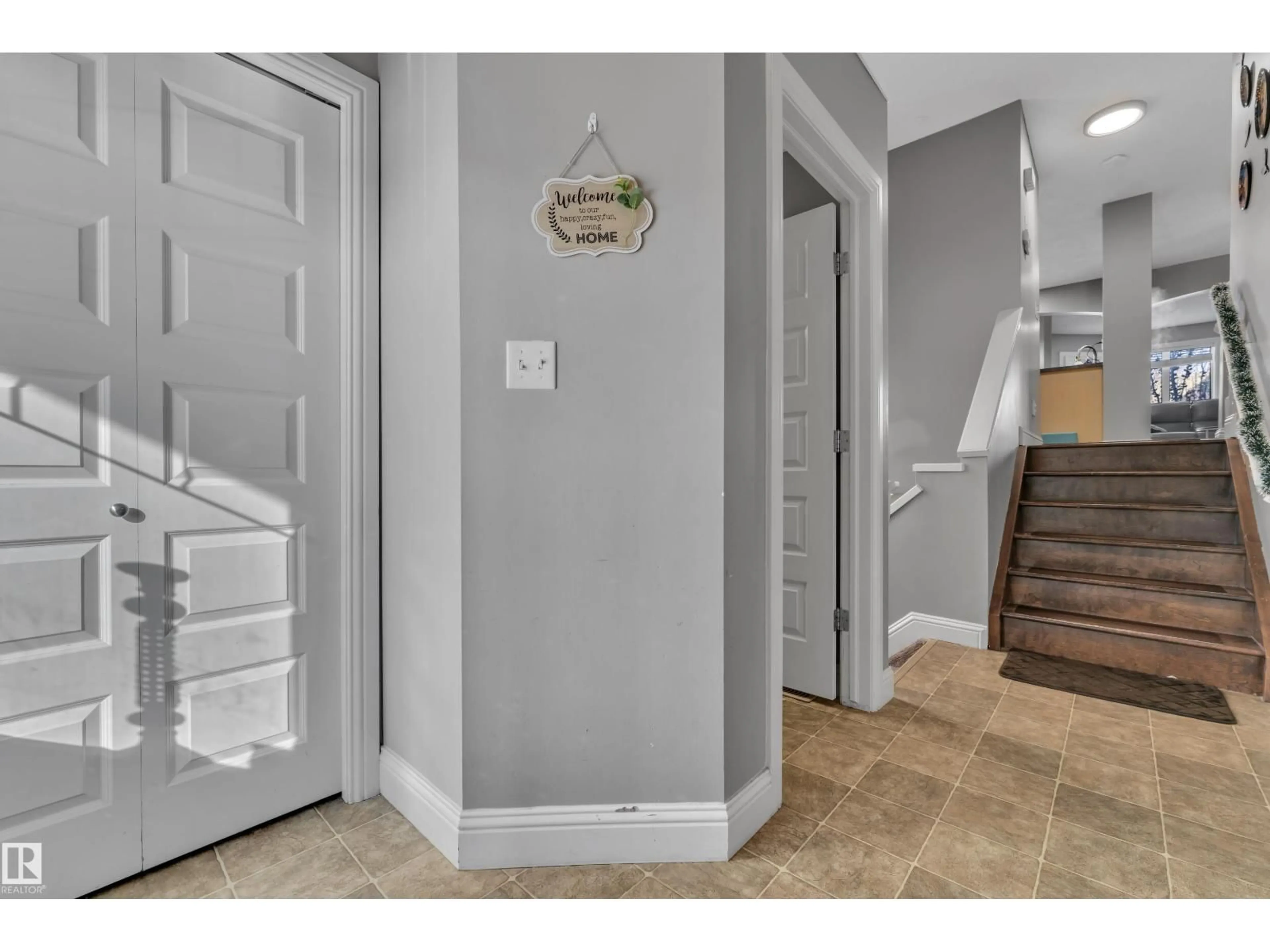Indoor entryway for 3609 11 STREET, Edmonton Alberta T6T0E9