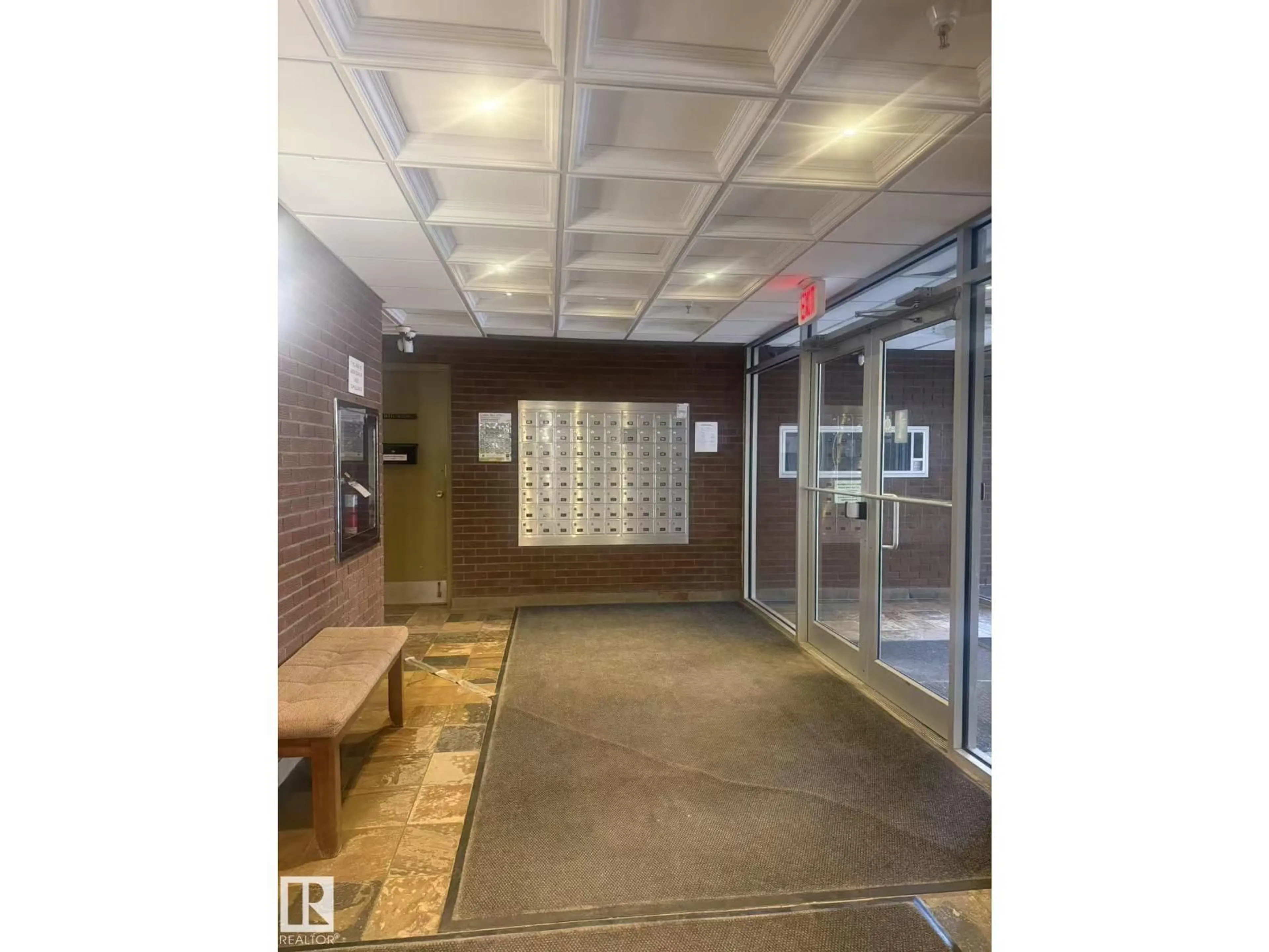 Indoor foyer for #1004 - 11027 87 AV, Edmonton Alberta T6G2P9
