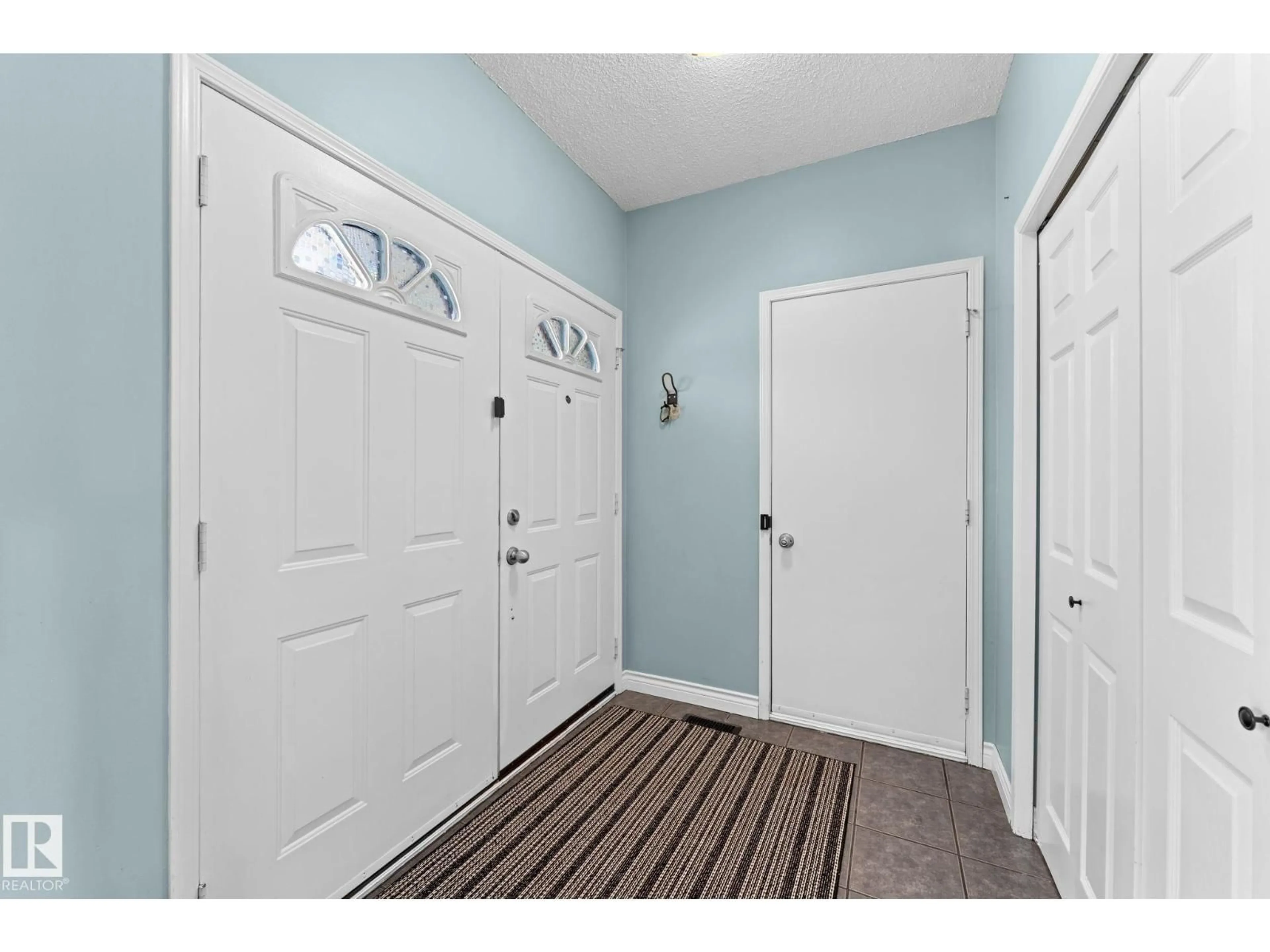 Indoor entryway for 7252 152C AV, Edmonton Alberta T5C3L9