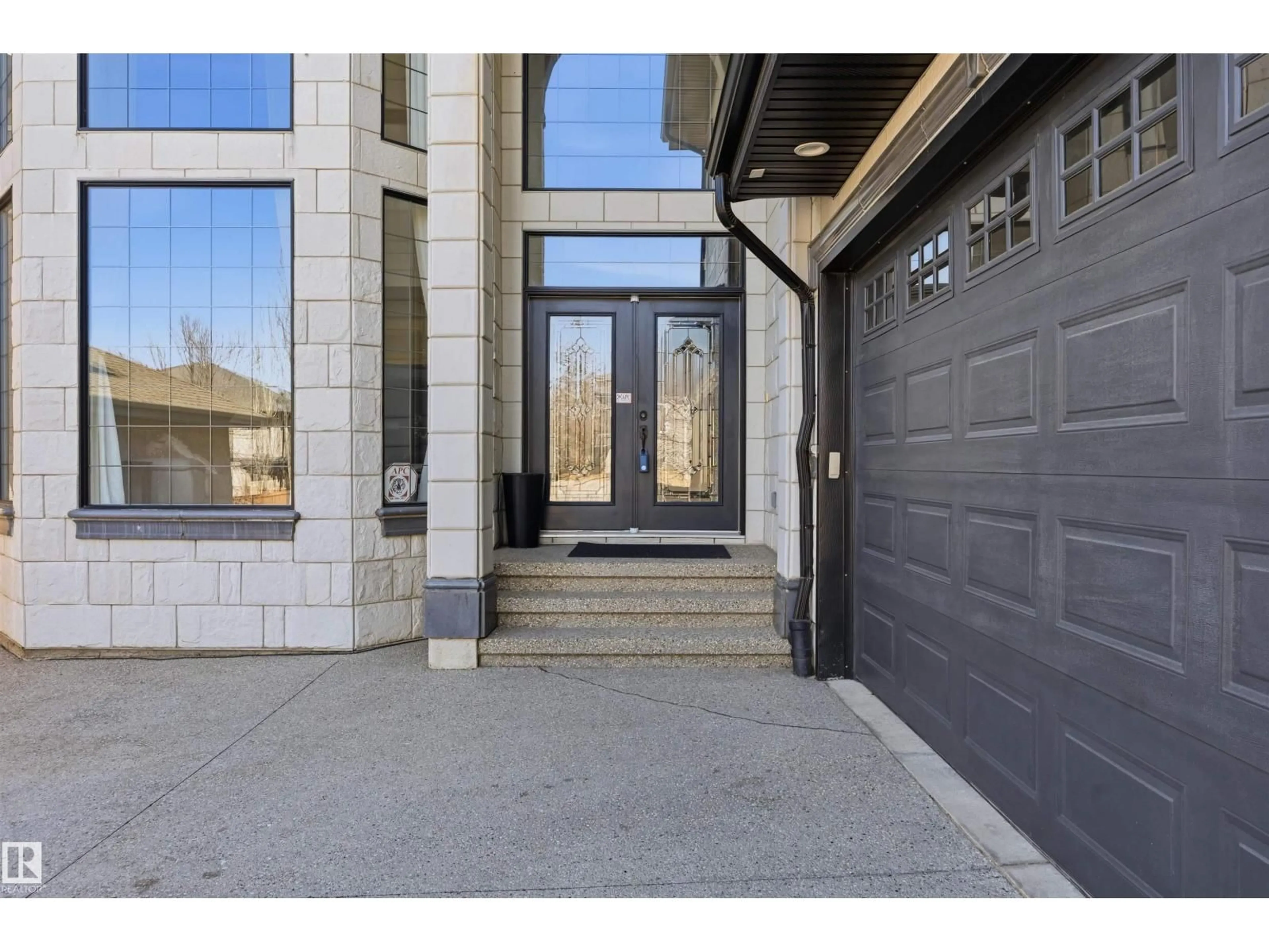 Indoor entryway for 831 HOLLANDS LANDING LD, Edmonton Alberta T6R3S9