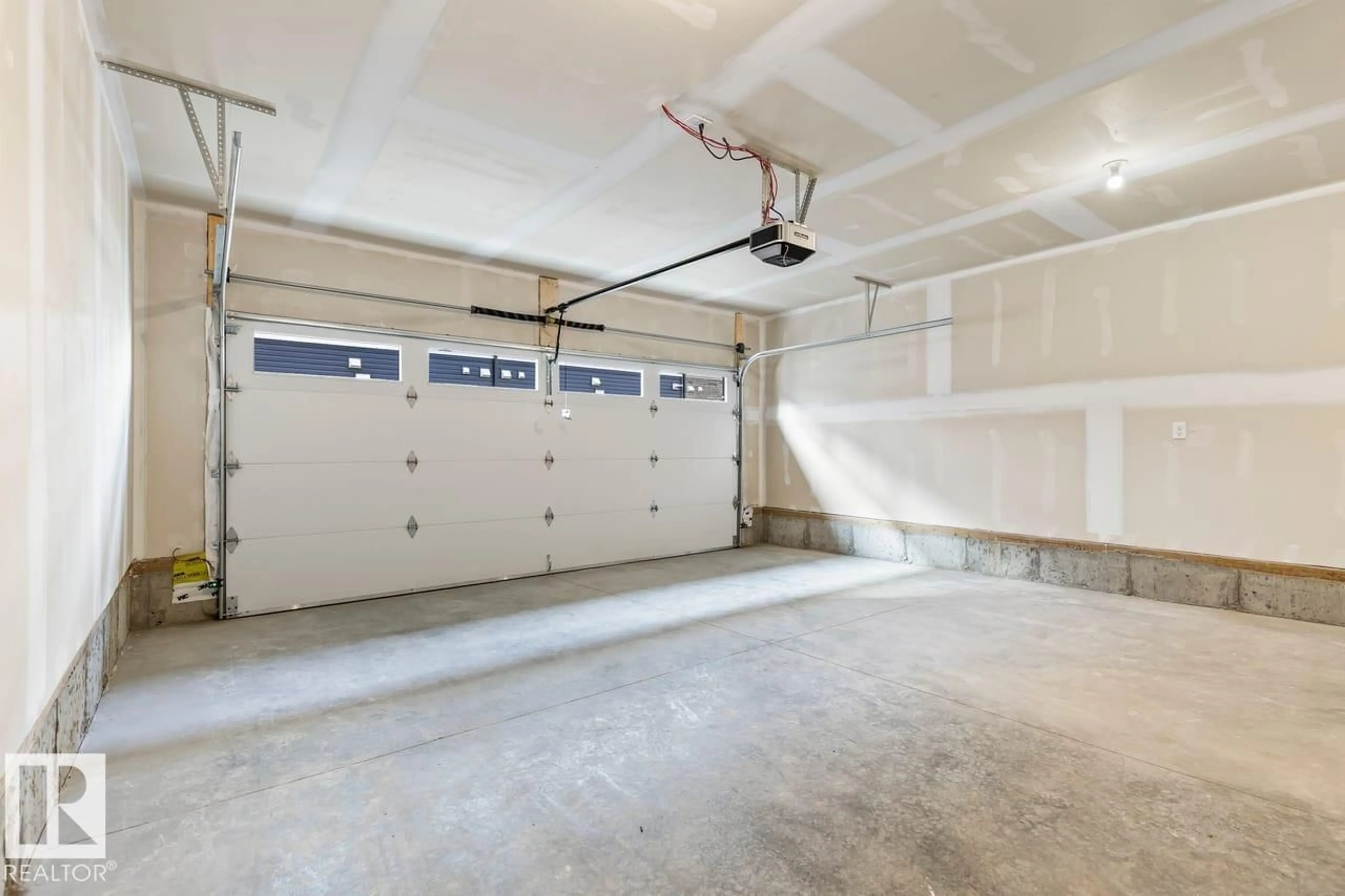 Indoor garage for 42 CORNER GLEN MR, Calgary Alberta T3N2R4