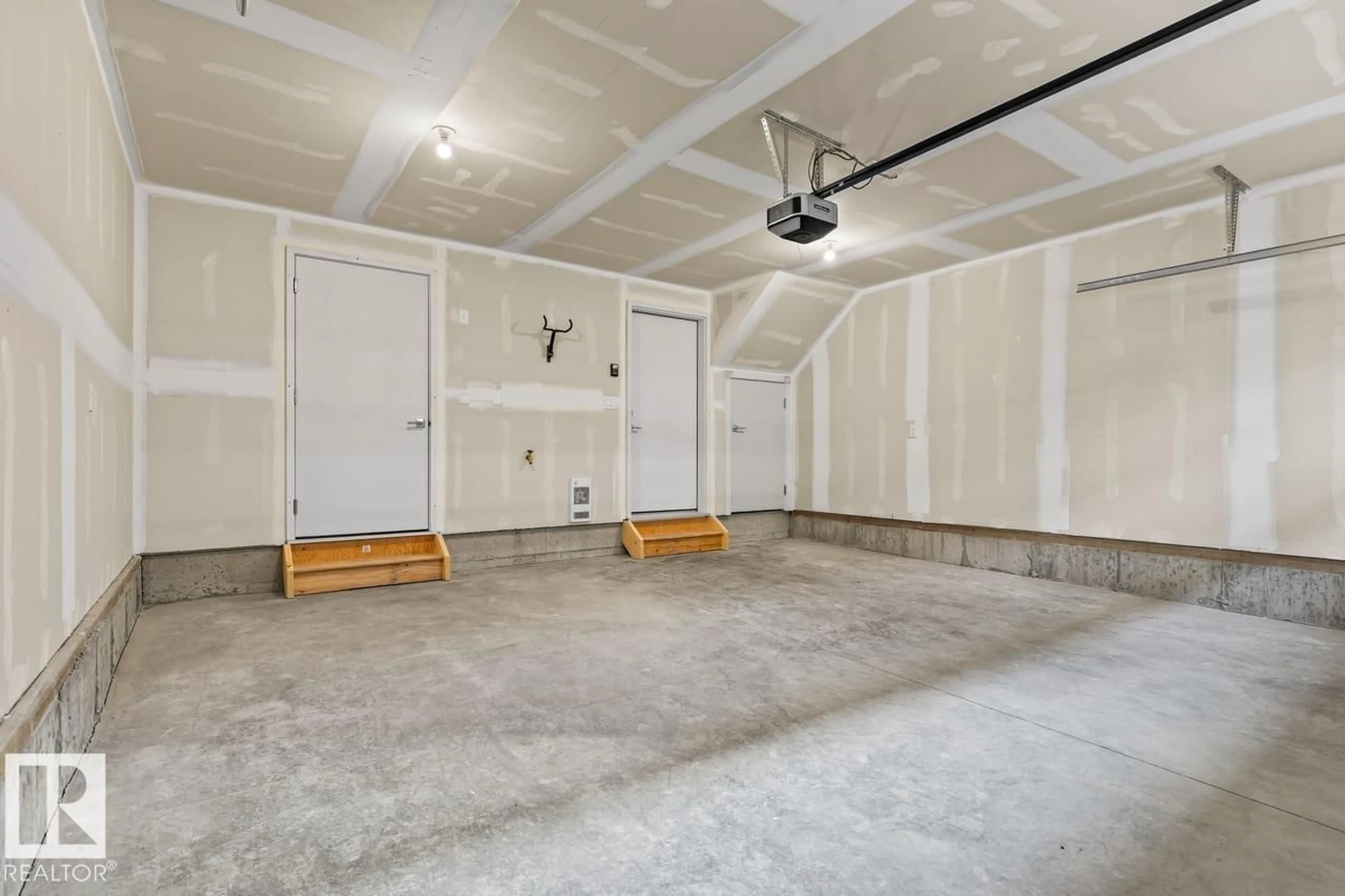 Indoor garage for 42 CORNER GLEN MR, Calgary Alberta T3N2R4