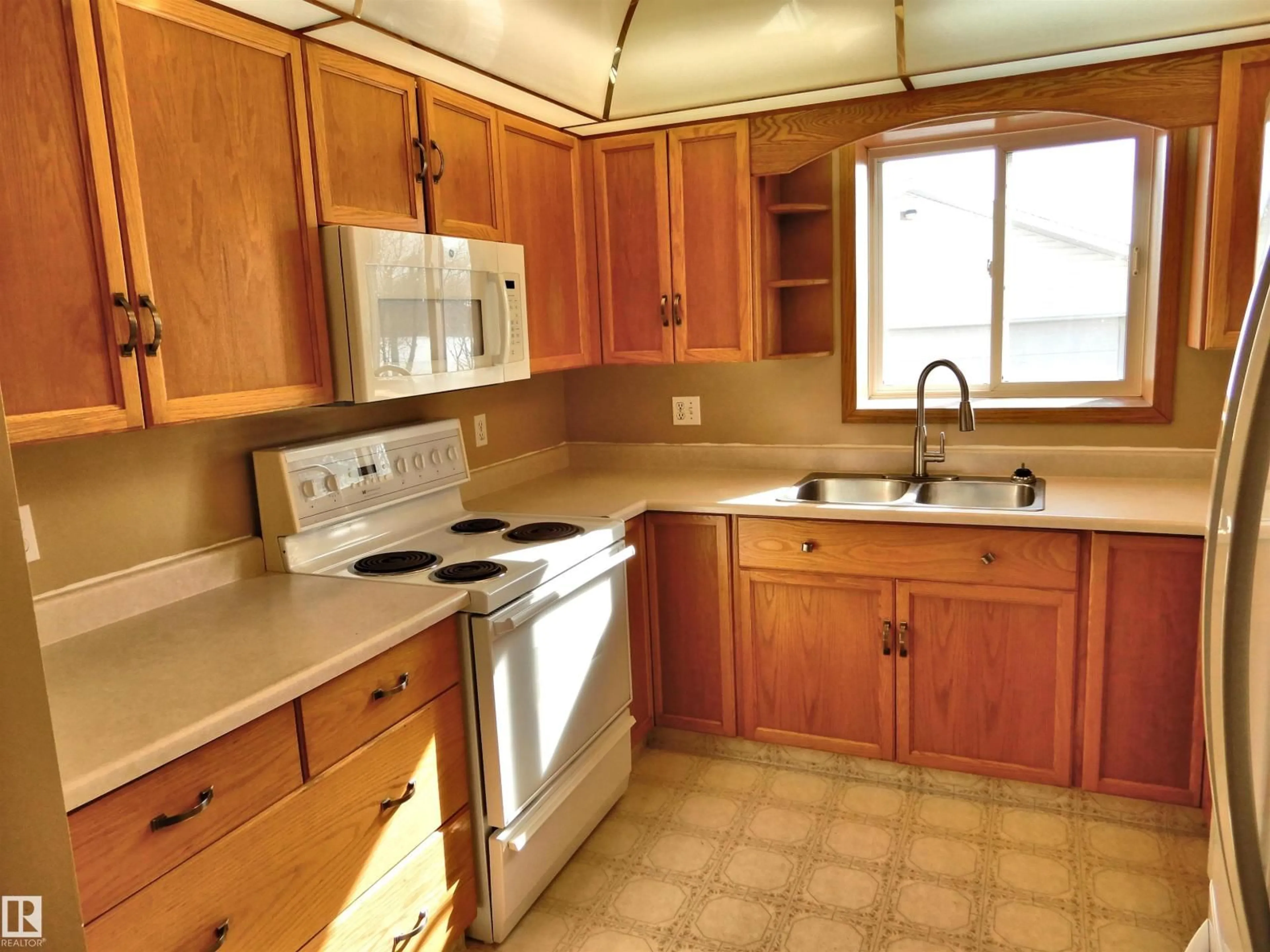 Standard kitchen, unknown for 26416 TWP ROAD 544, Rural Sturgeon County Alberta T8T1N6