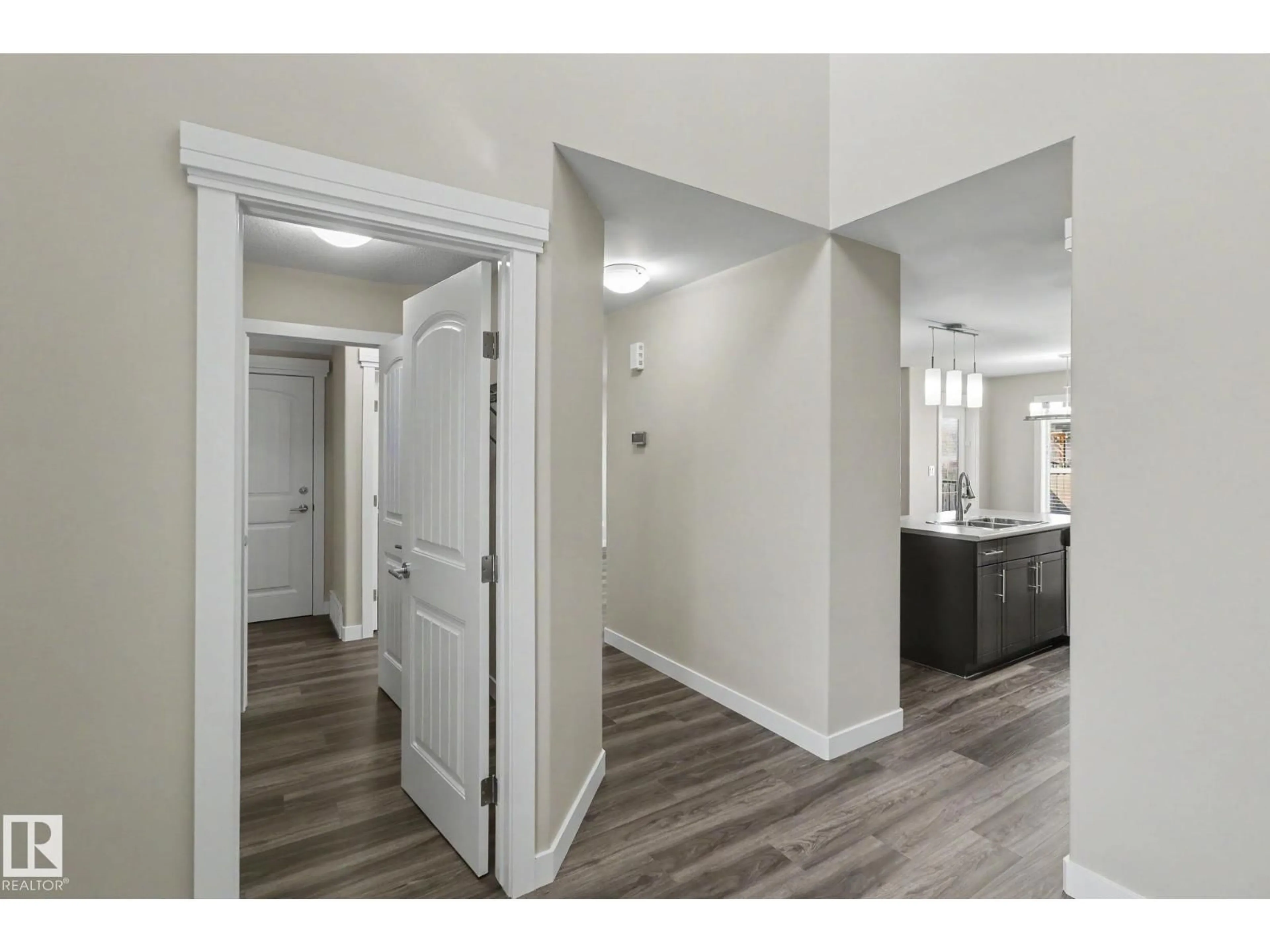 Indoor entryway for 2547 AMERONGEN CR, Edmonton Alberta T6W3C2