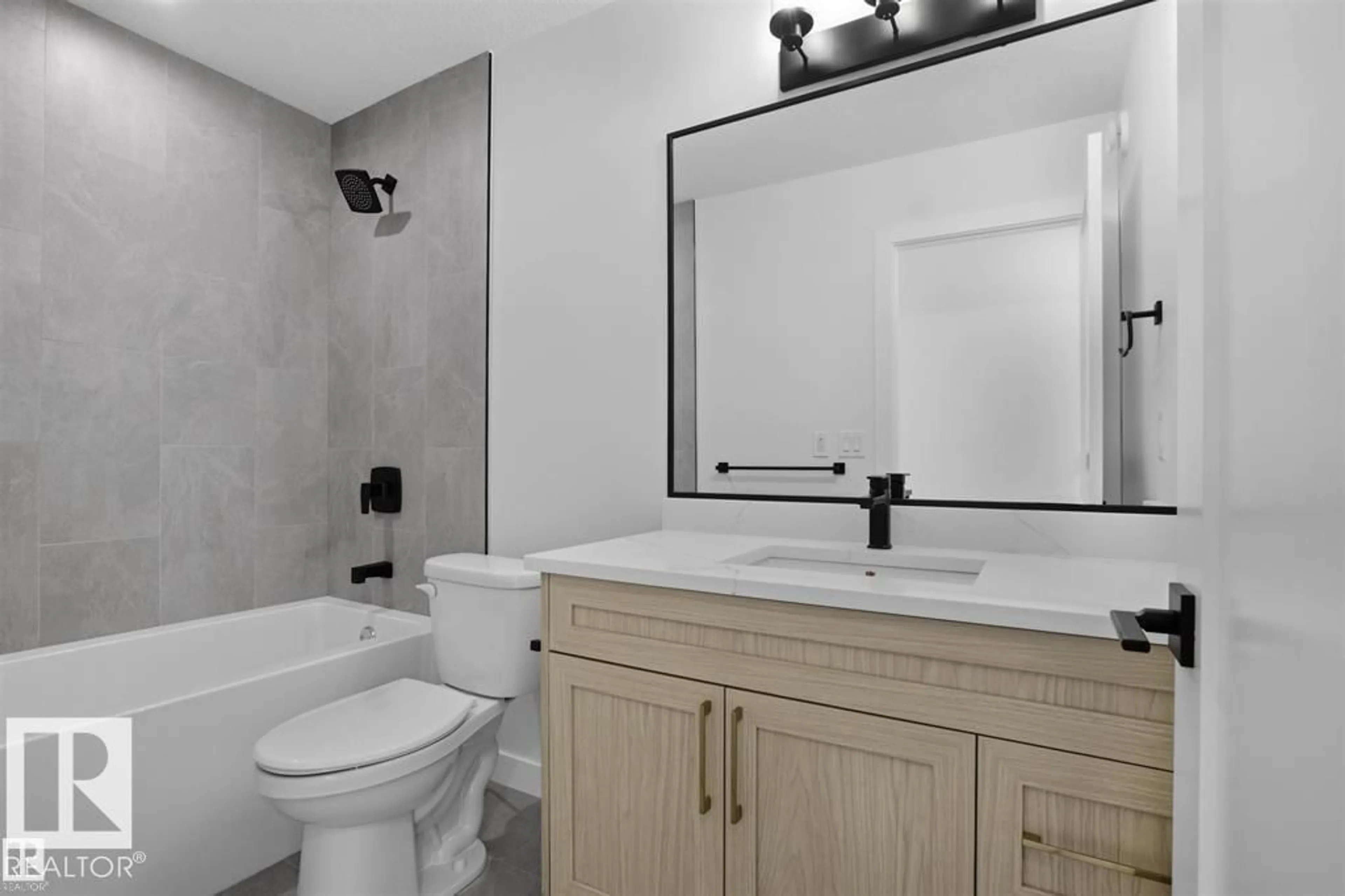 Standard bathroom, ceramic/tile floor for 3304 CHICKADEE DRIVE, Edmonton Alberta T5V1R5