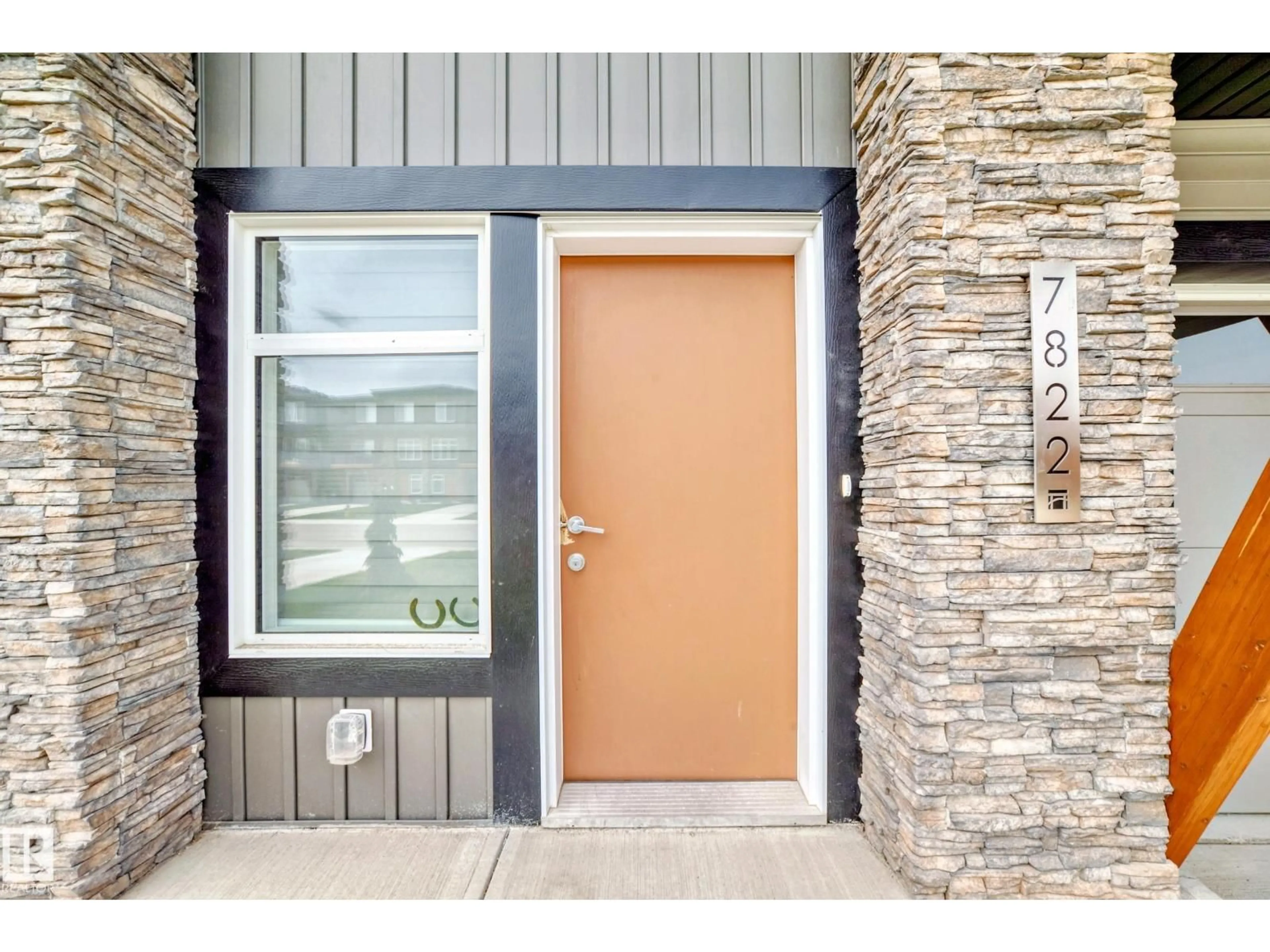 Indoor entryway for 7822 KORULUK LINK, Edmonton Alberta T6W4V1