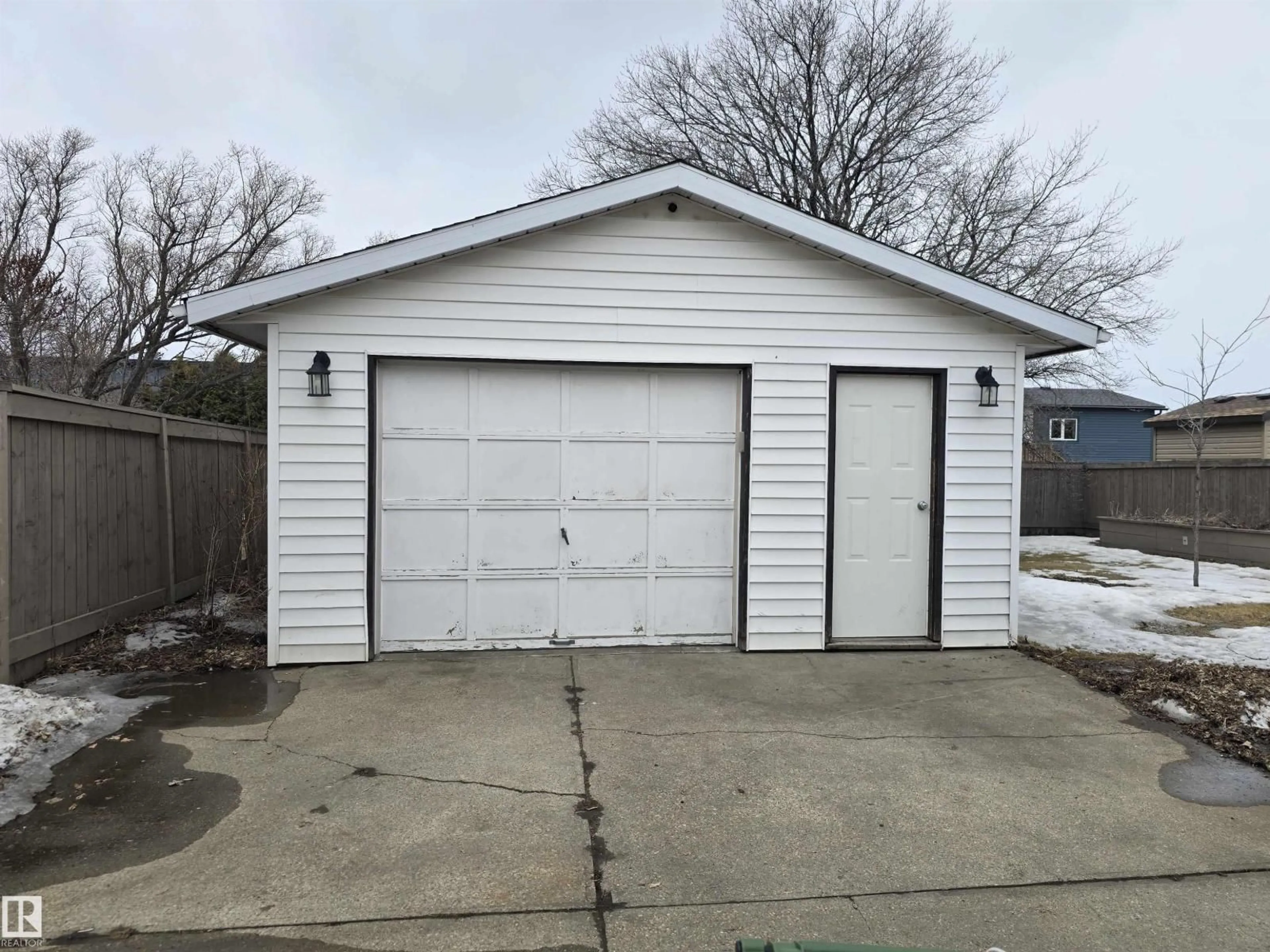 Indoor garage for 9604 98A ST, Morinville Alberta T8R1H1