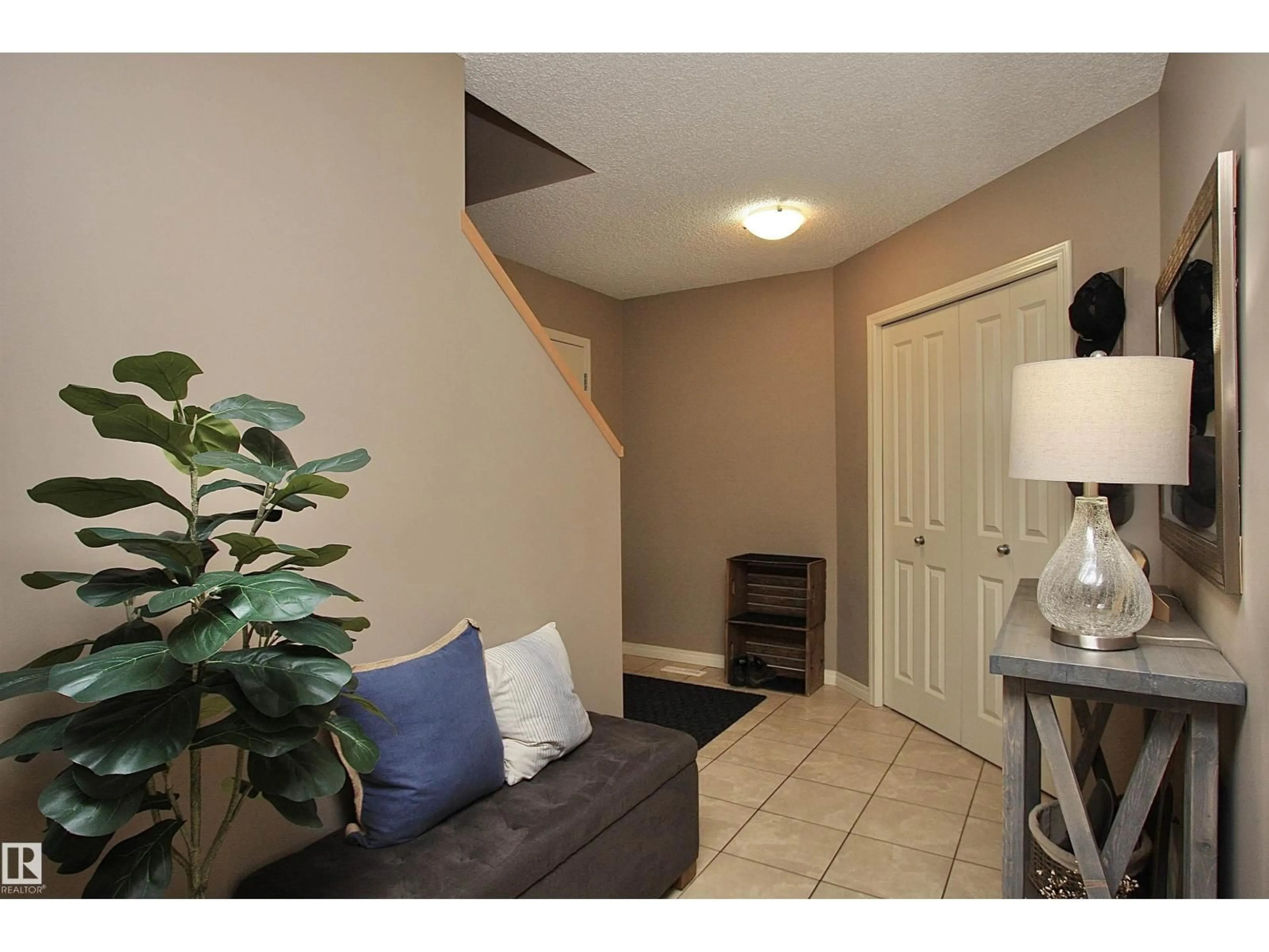 Indoor entryway for 7 ASHGROVE, Spruce Grove Alberta T7X4R5