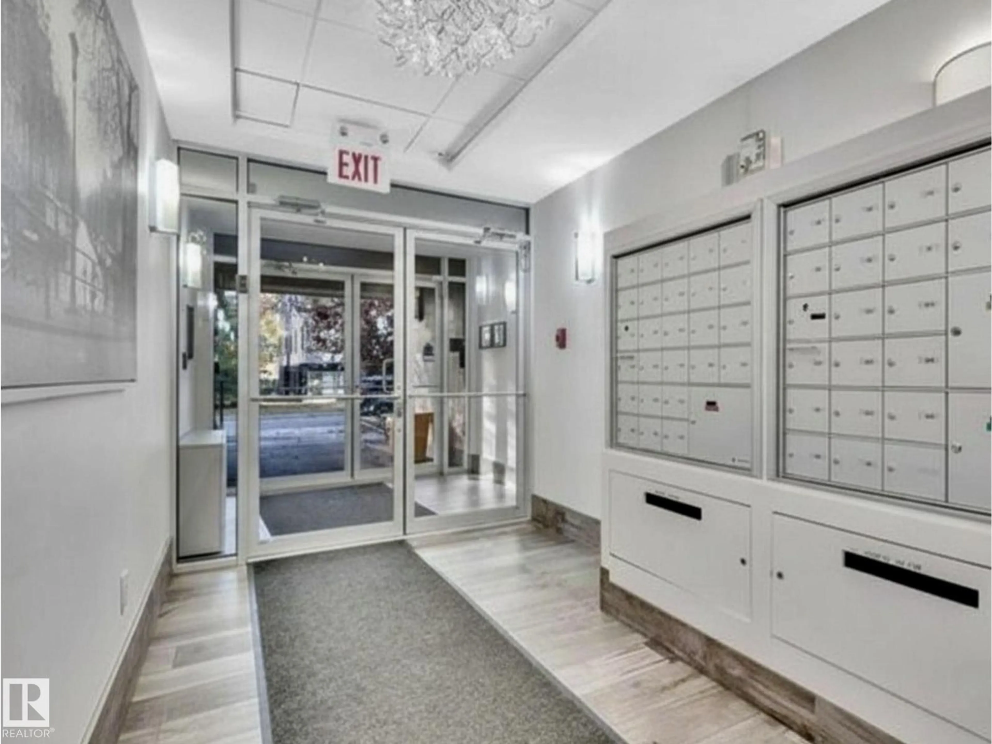 Indoor foyer for #211 - 9907 91 AV, Edmonton Alberta T6E2T7
