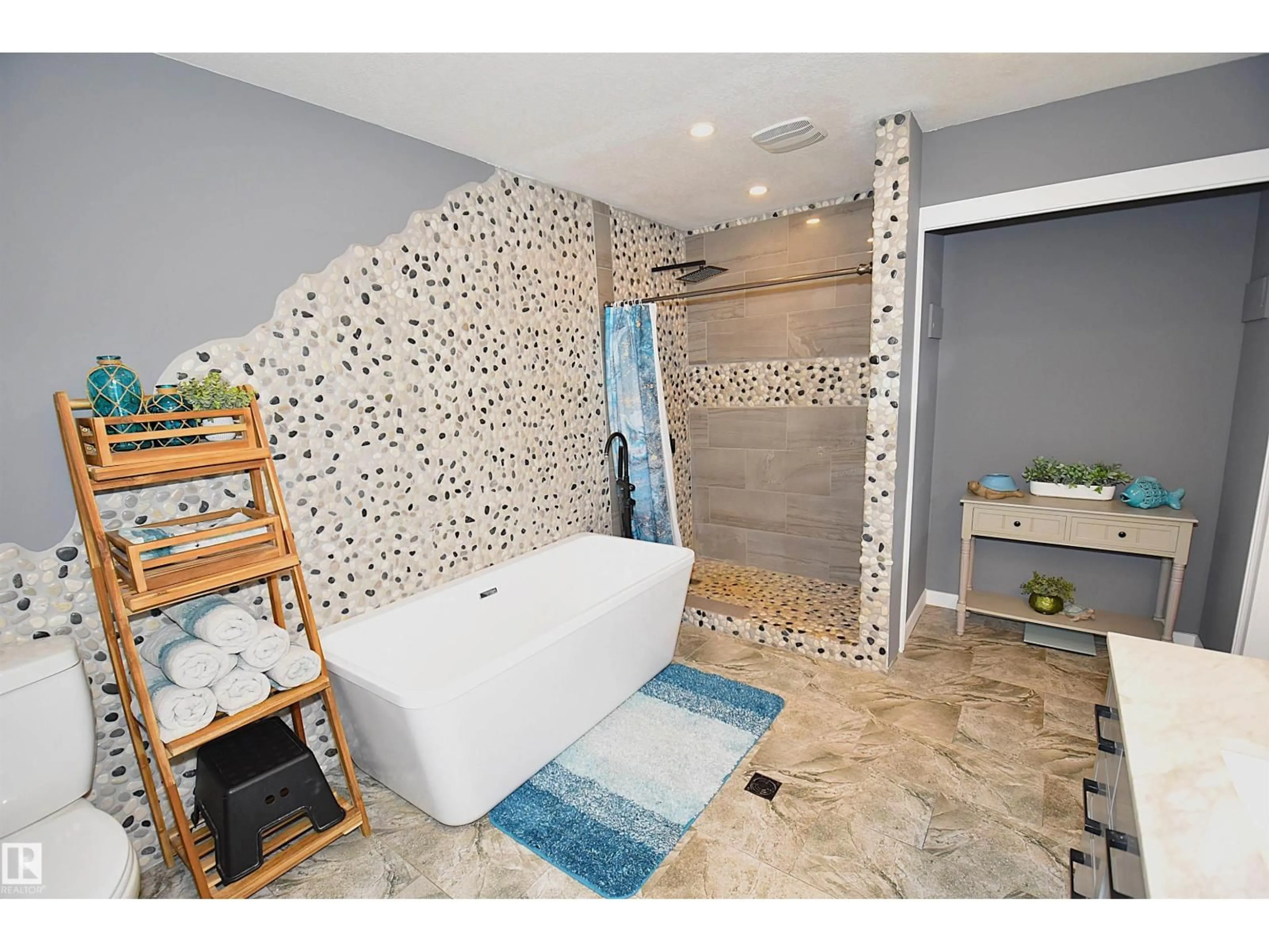 Contemporary bathroom, ceramic/tile floor for 116 52212 RGE ROAD 274, Rural Parkland County Alberta T7X3T8