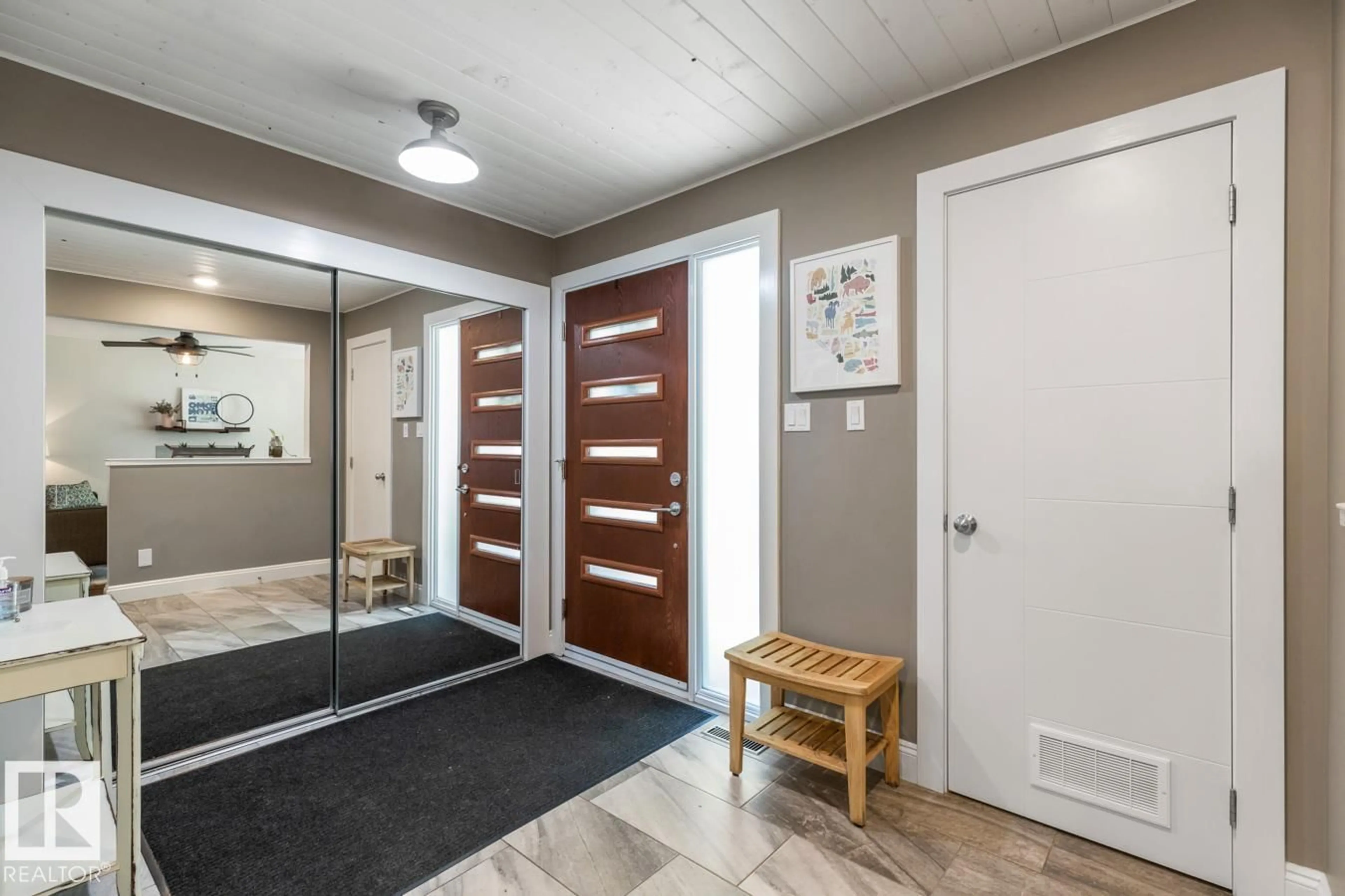 Indoor entryway for 9328 94 ST, Edmonton Alberta T6C3V7