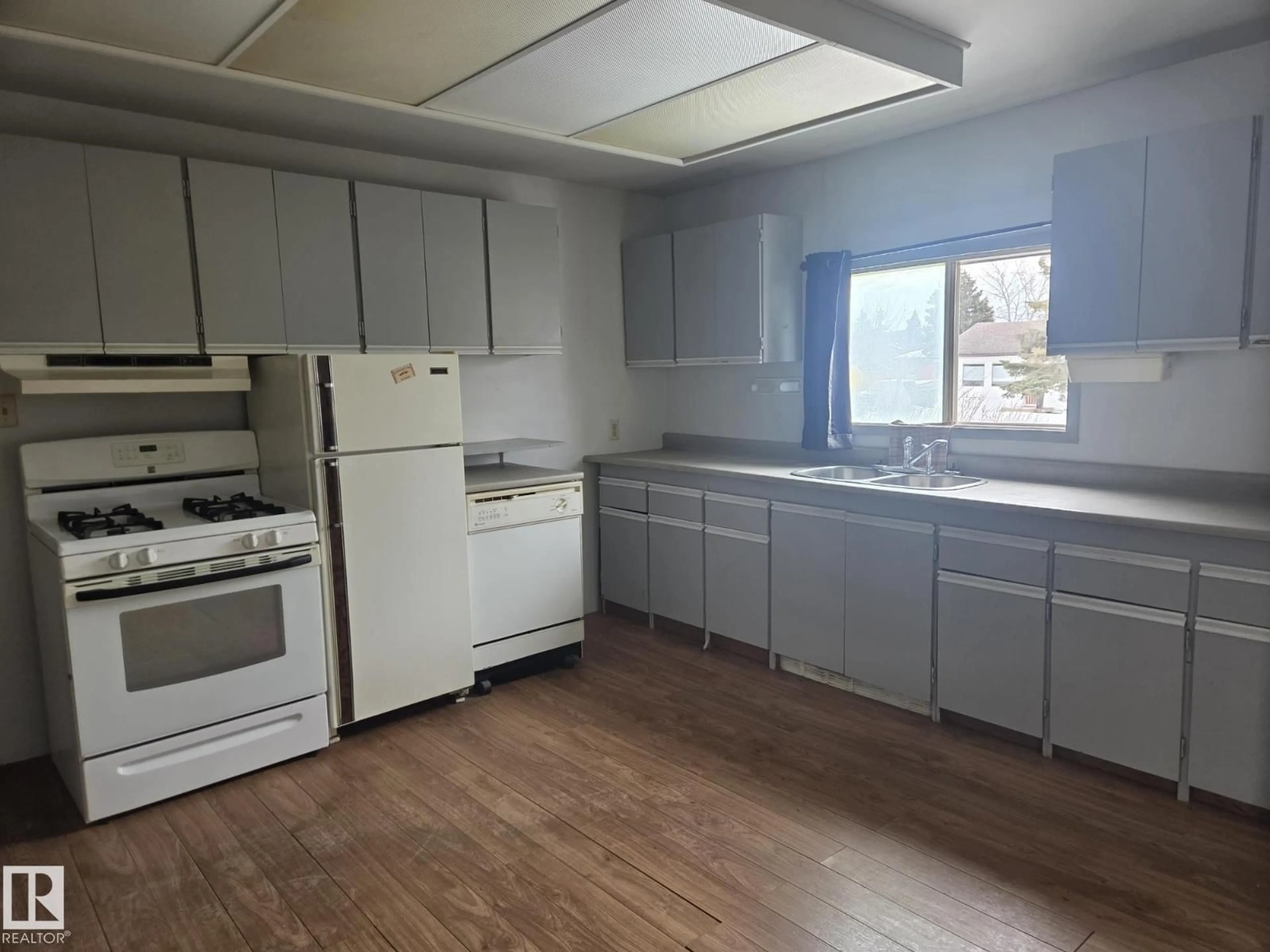 Standard kitchen, unknown for 1014 16 AV, Cold Lake Alberta T9M1L6