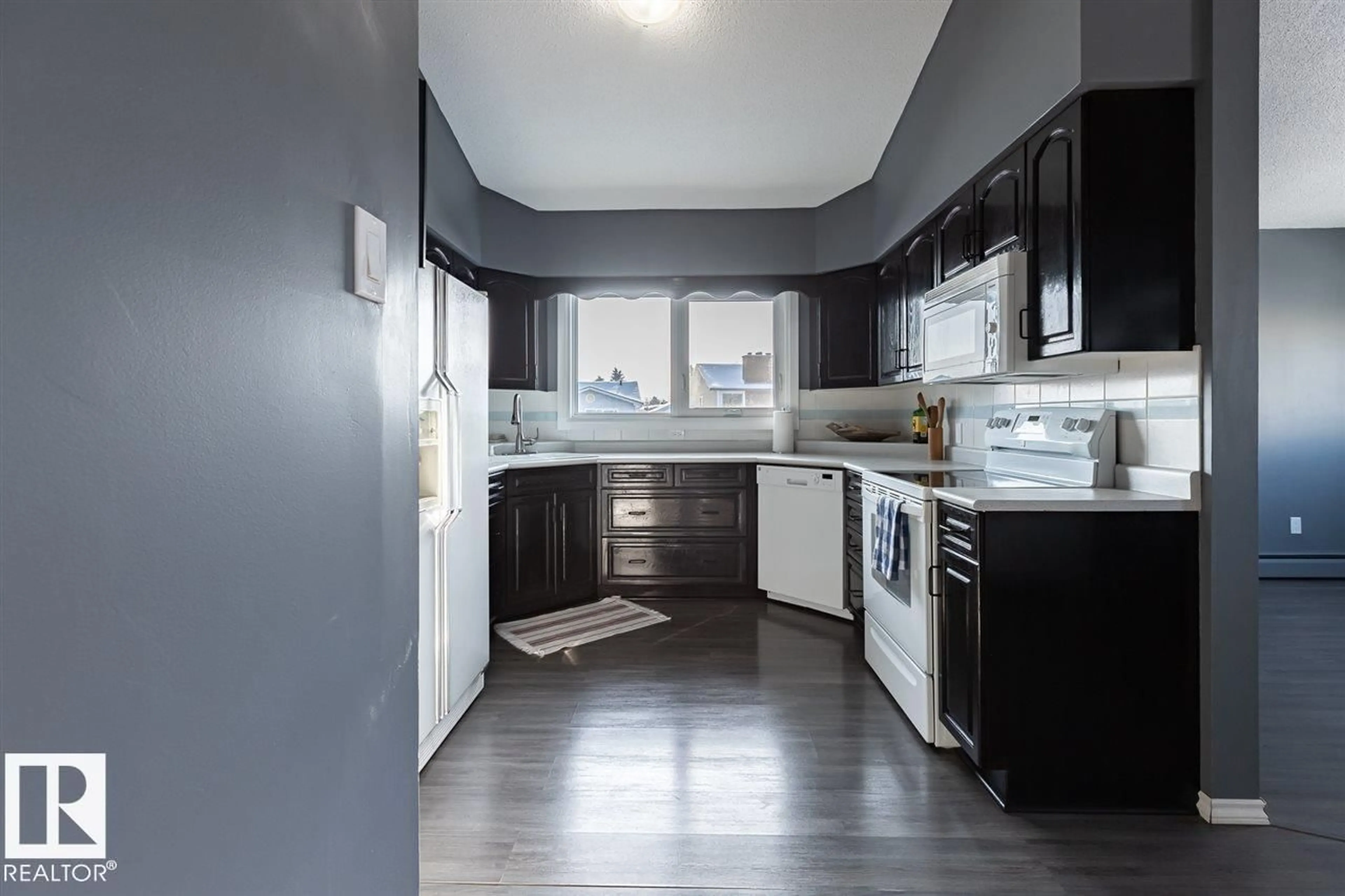 Standard kitchen, unknown for 15204 94 ST, Edmonton Alberta T5E3W8
