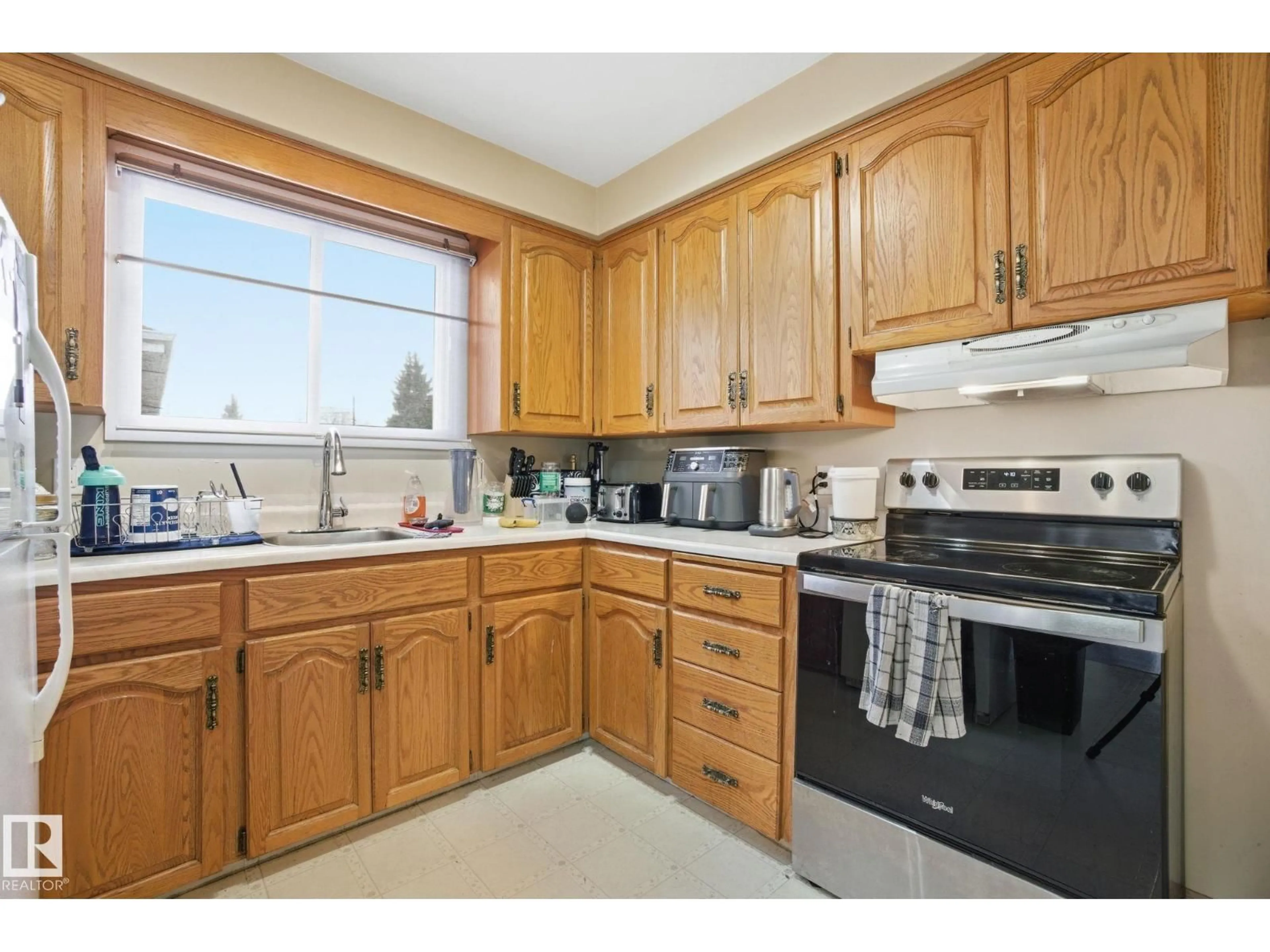 Standard kitchen, unknown for 8208 73 AV, Edmonton Alberta T6C0C9