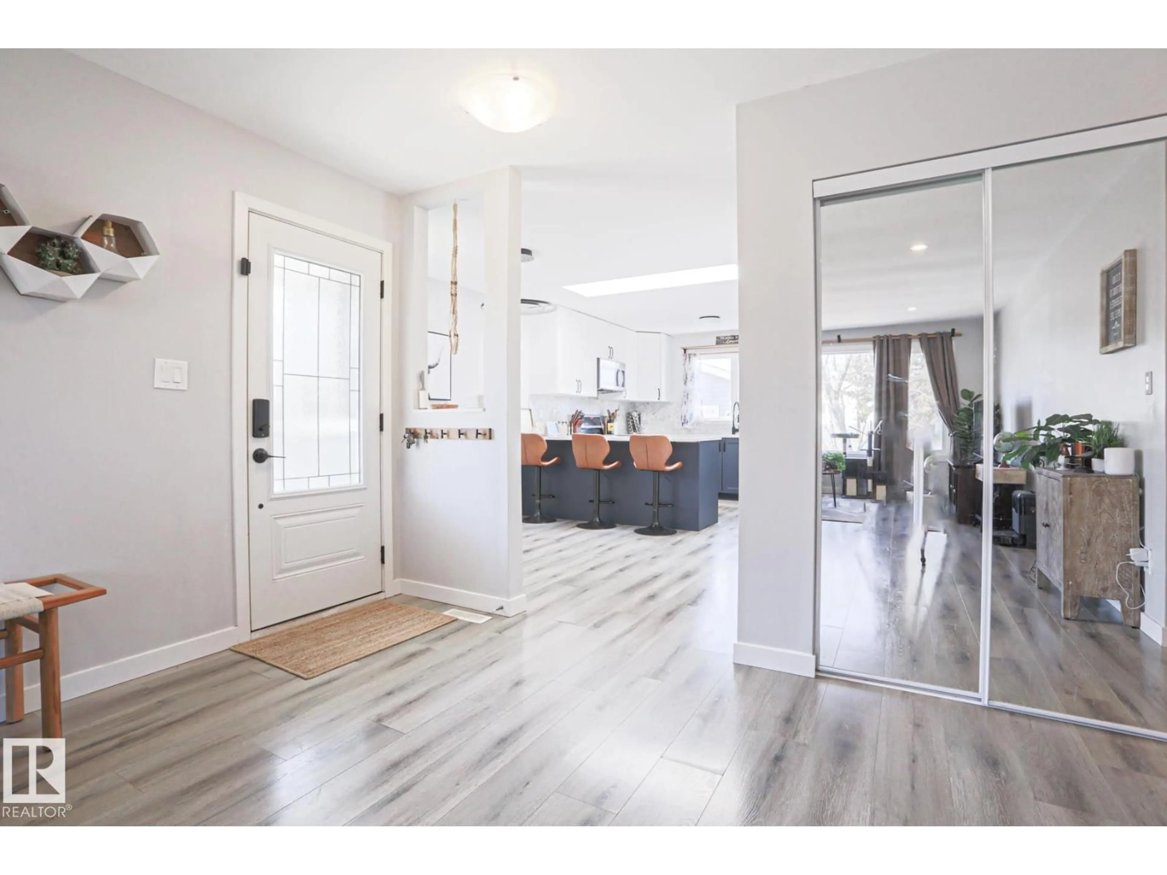 Indoor entryway for 9809 95, Morinville Alberta T8R1H3