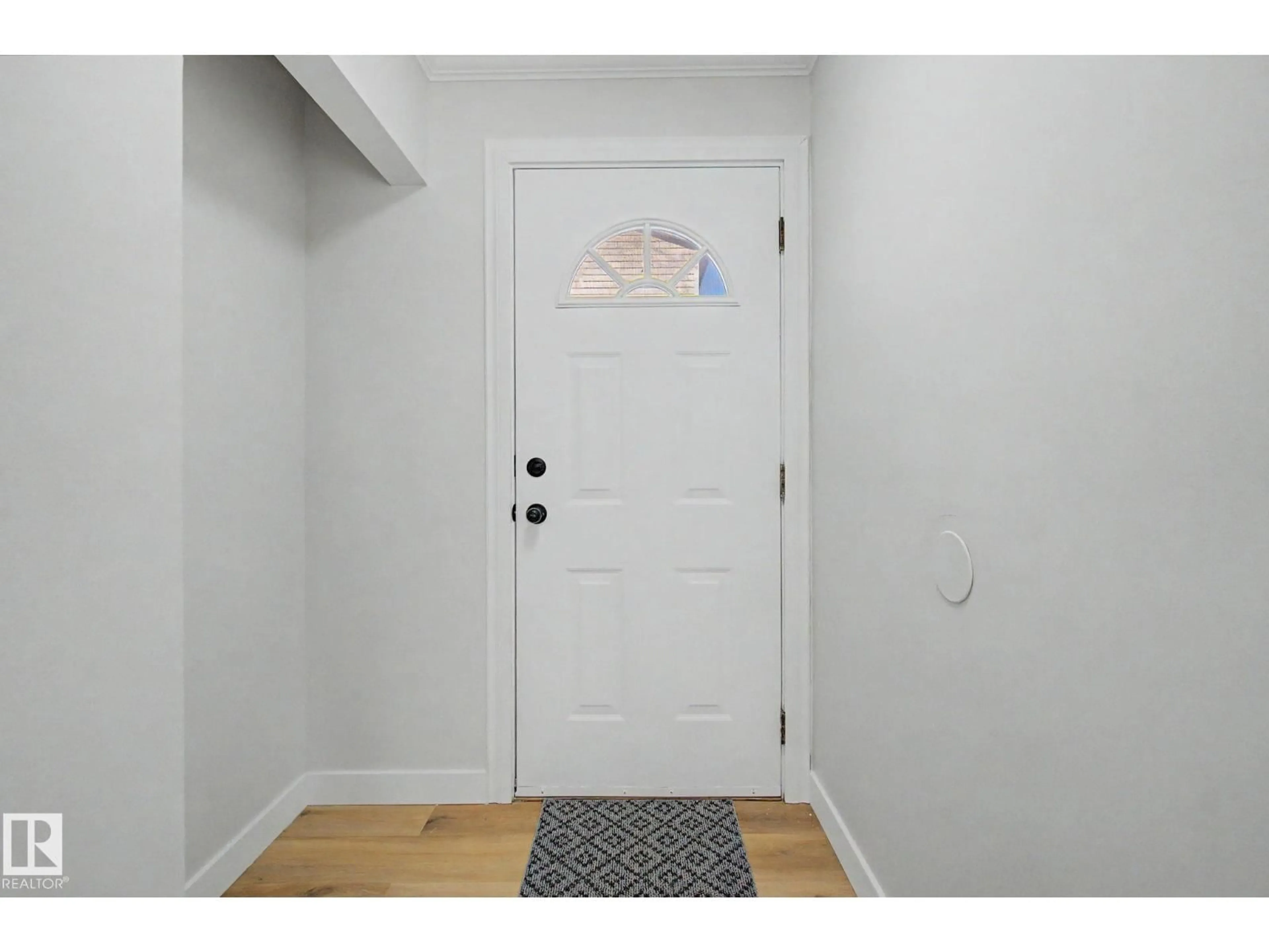Indoor entryway for 186 CENTENNIAL CT, Edmonton Alberta T5P4H5