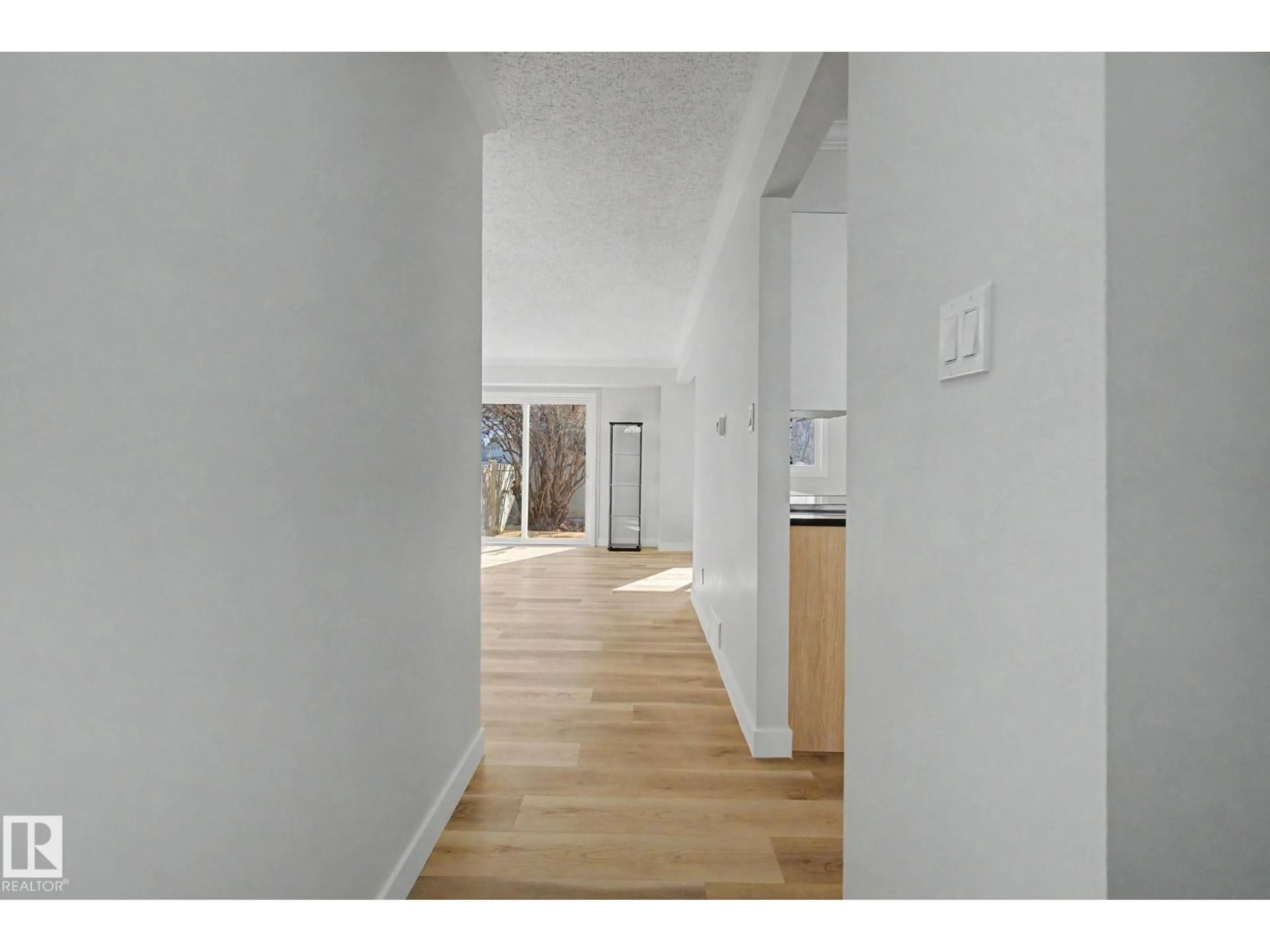 Indoor foyer for 186 CENTENNIAL CT, Edmonton Alberta T5P4H5