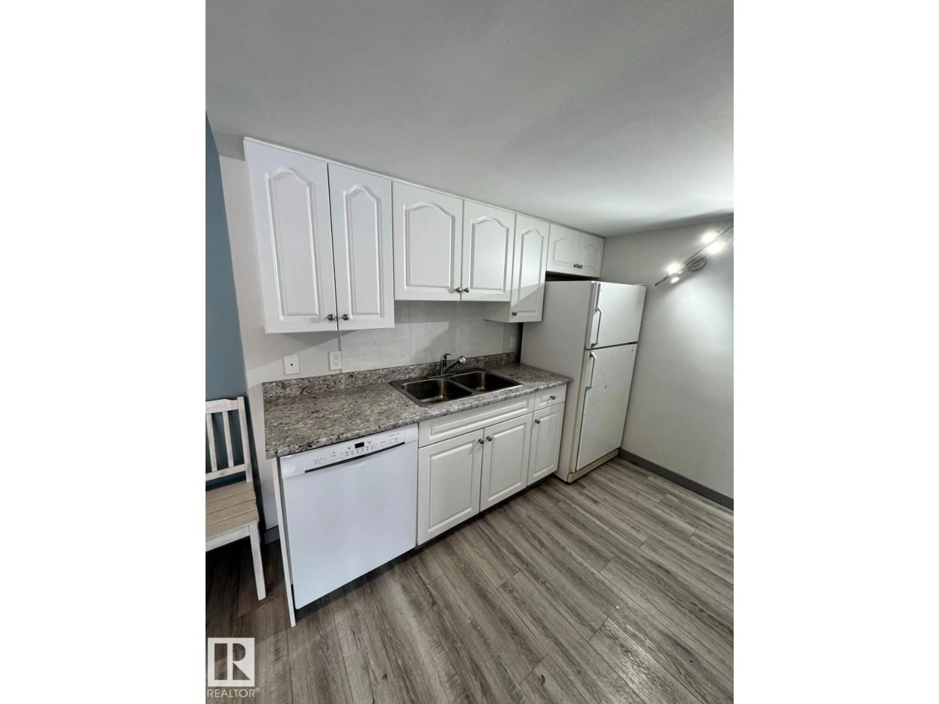 Standard kitchen, wood/laminate floor for 612 2908 116A AV, Edmonton Alberta T5W4R7