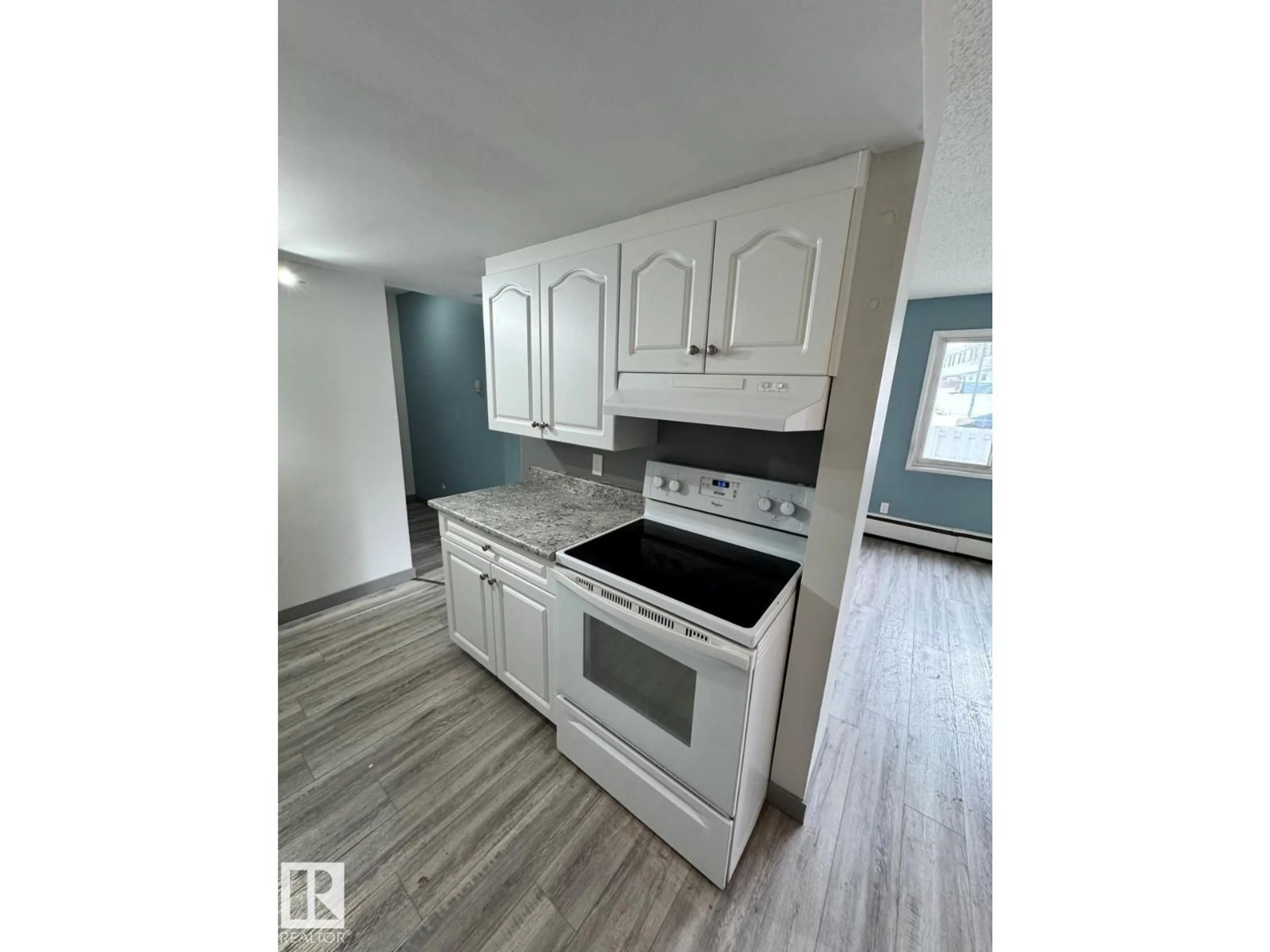 Standard kitchen, wood/laminate floor for 612 2908 116A AV, Edmonton Alberta T5W4R7