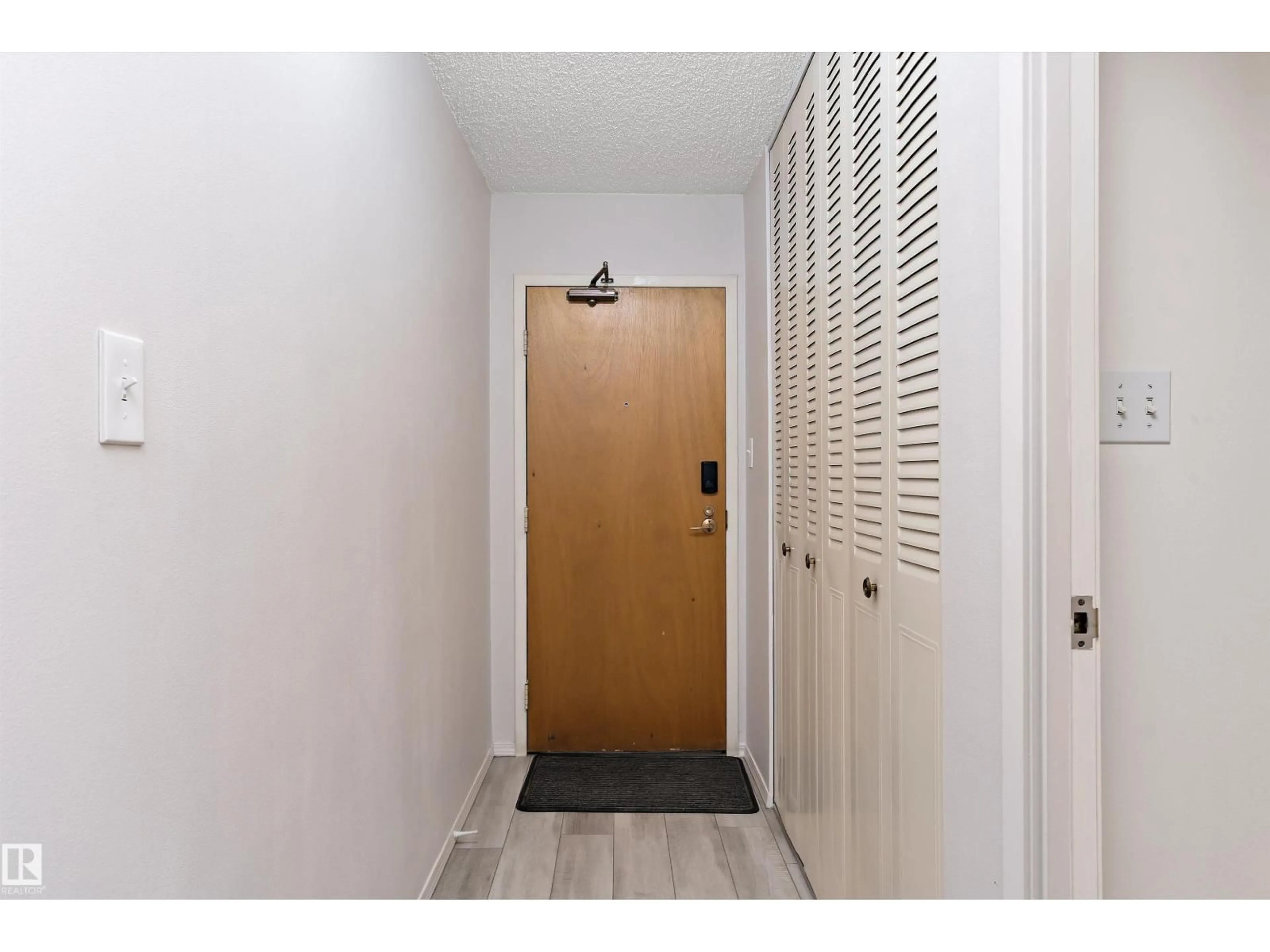 Indoor entryway for 1002 - 12121 JASPER AV, Edmonton Alberta T5N3X7
