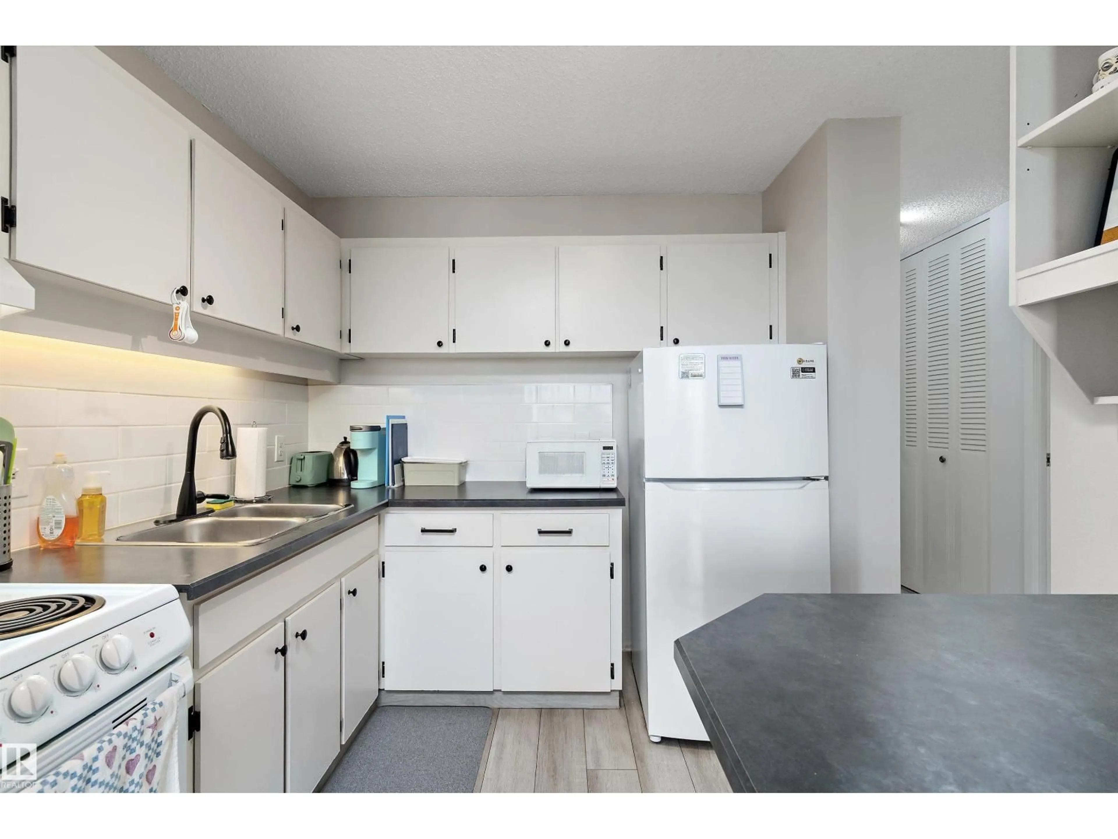 Standard kitchen, unknown for 1002 - 12121 JASPER AV, Edmonton Alberta T5N3X7