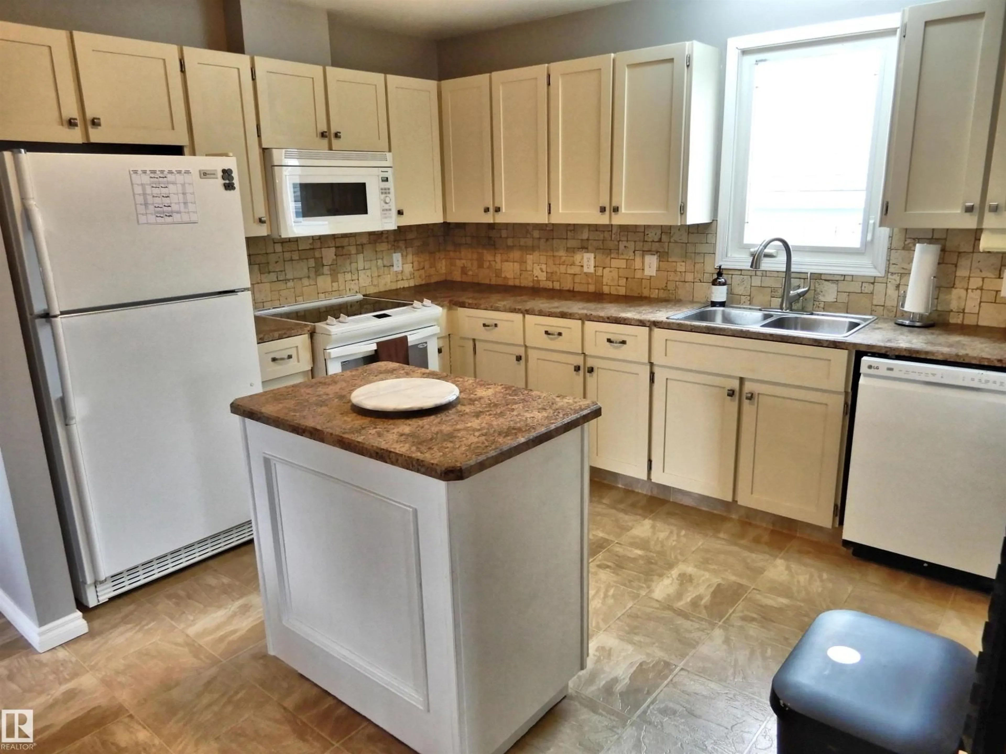 Standard kitchen, unknown for 10916 105 AV, Westlock Alberta T7P1A8