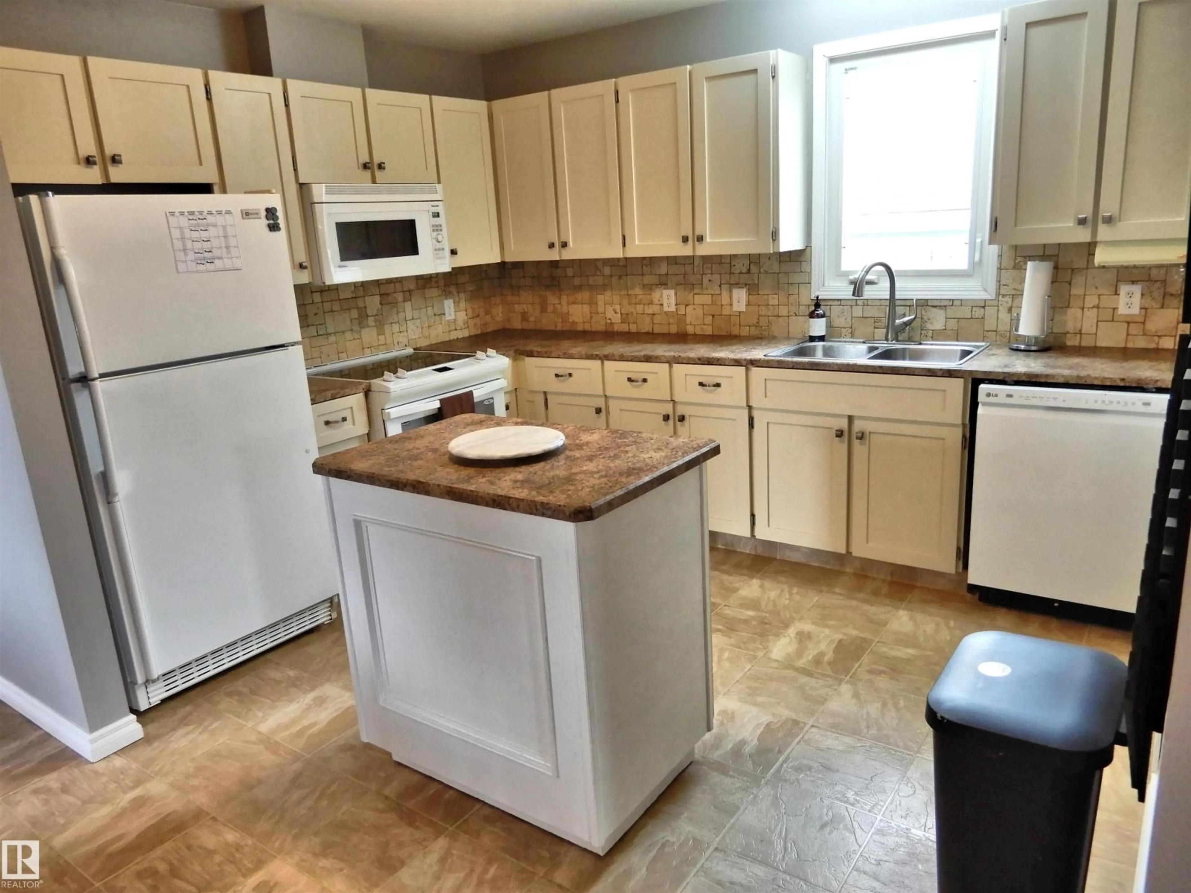 Standard kitchen, unknown for 10916 105 AV, Westlock Alberta T7P1A8