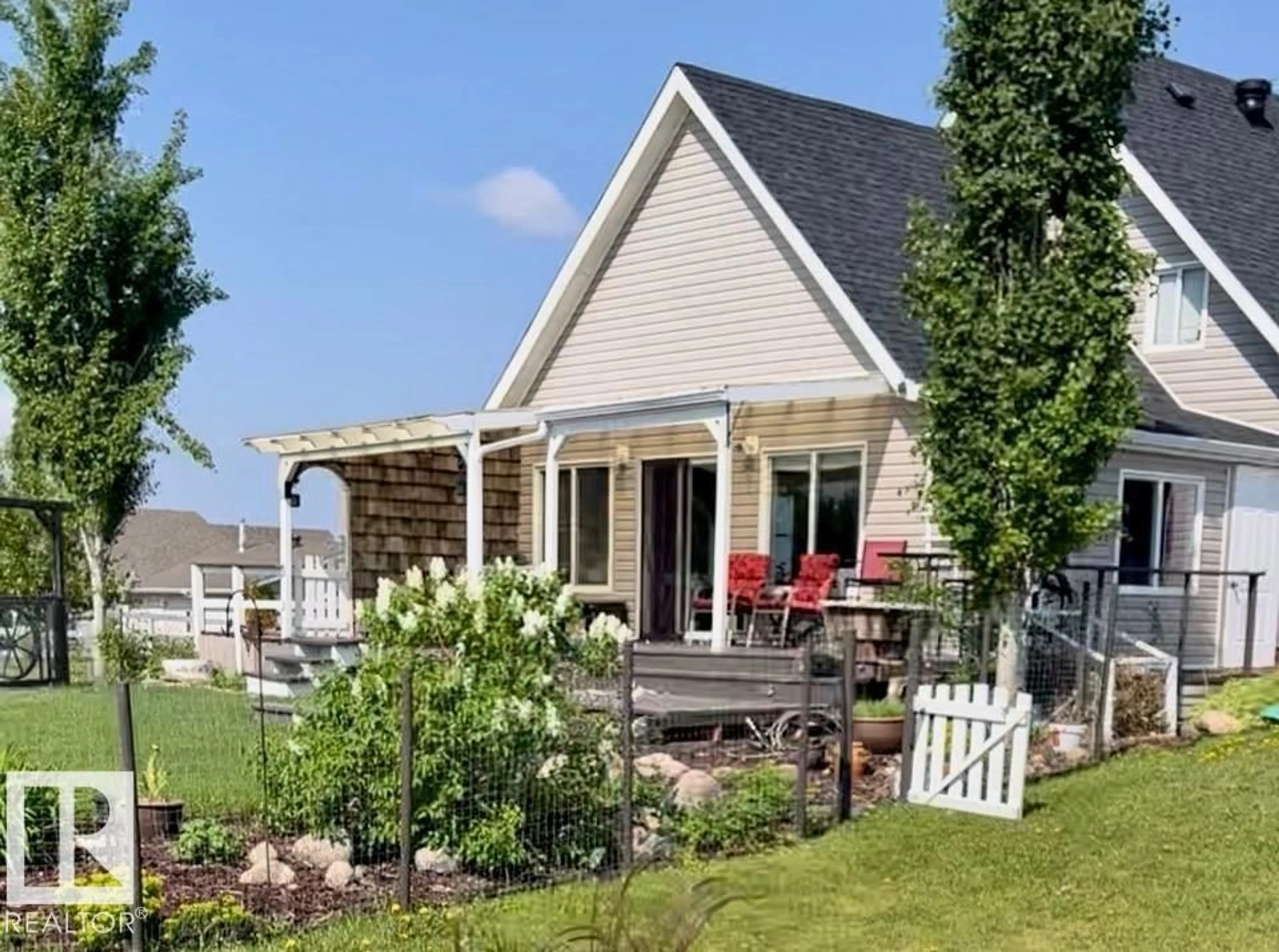 Home with vinyl exterior material, water/lake/river/ocean view for 57201 - 326 RR 102 RR, Rural St. Paul County Alberta T0A3A0