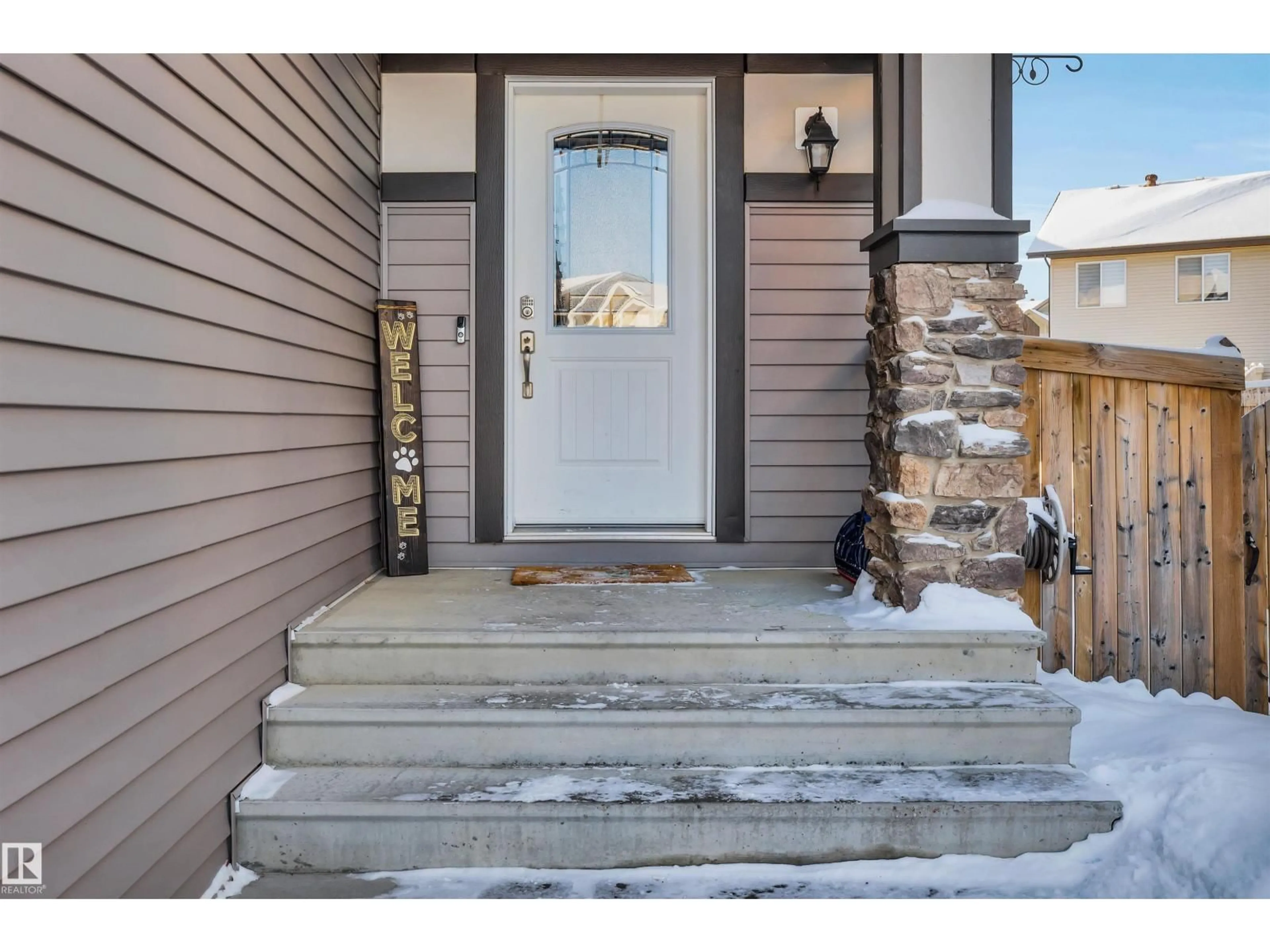 Indoor entryway for 1539 CHAPMAN WY, Edmonton Alberta T6W0Z1
