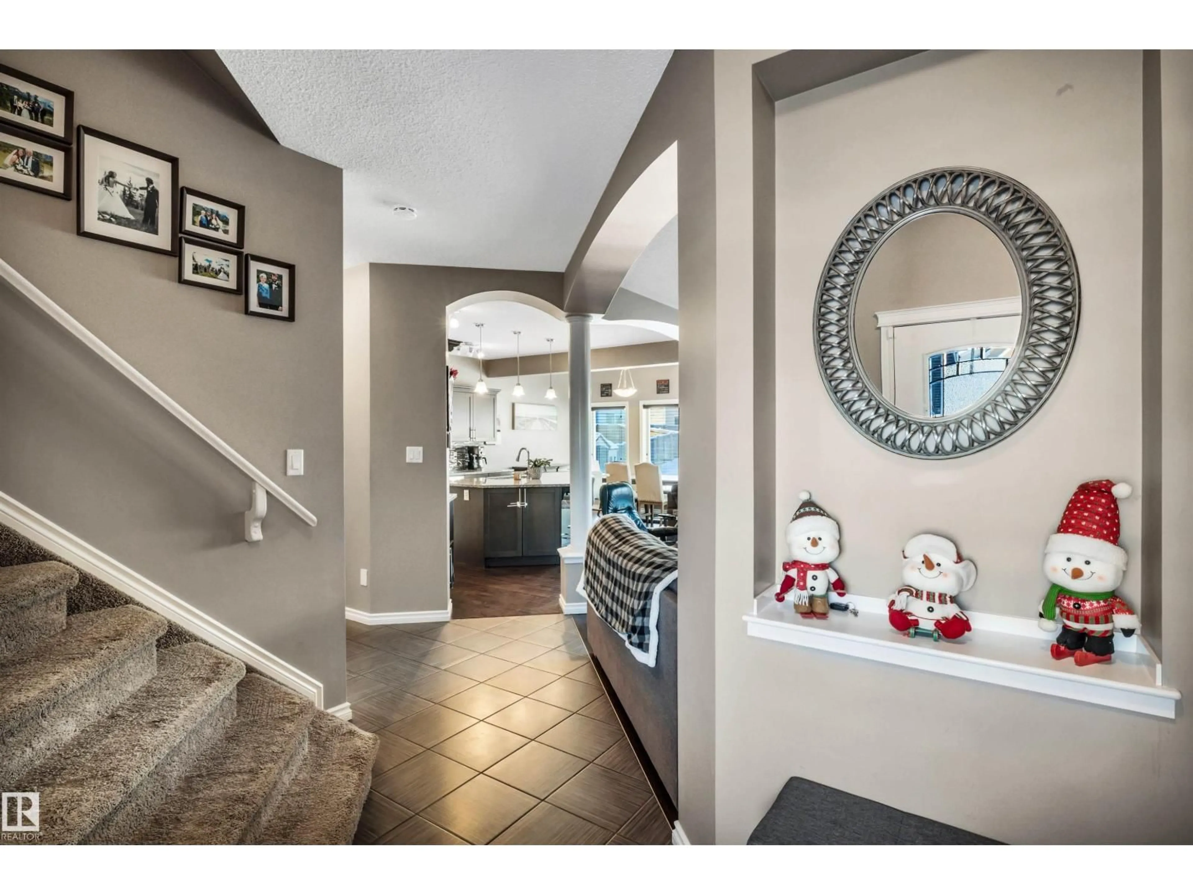 Indoor entryway for 1539 CHAPMAN WY, Edmonton Alberta T6W0Z1