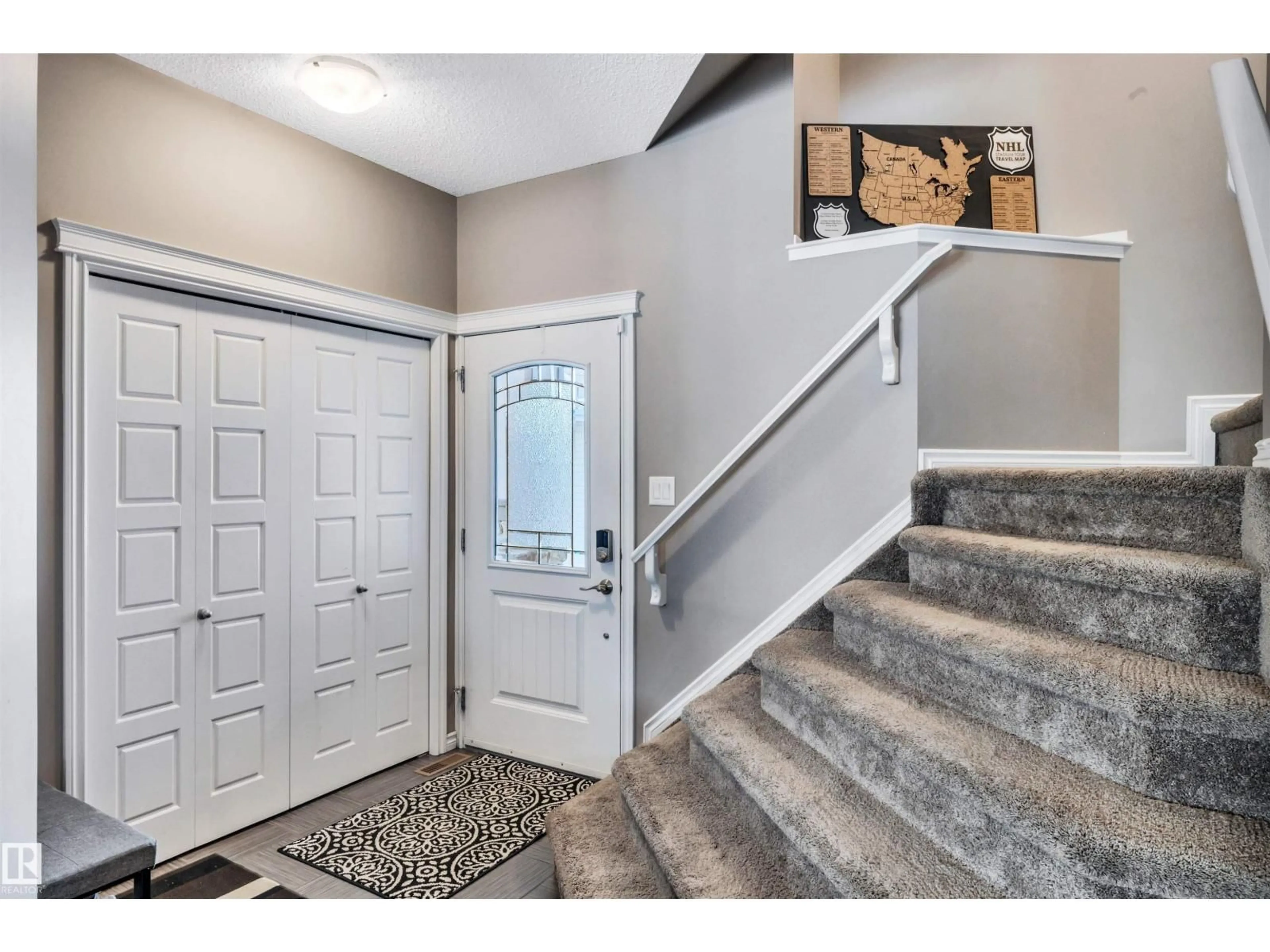 Indoor entryway for 1539 CHAPMAN WY, Edmonton Alberta T6W0Z1