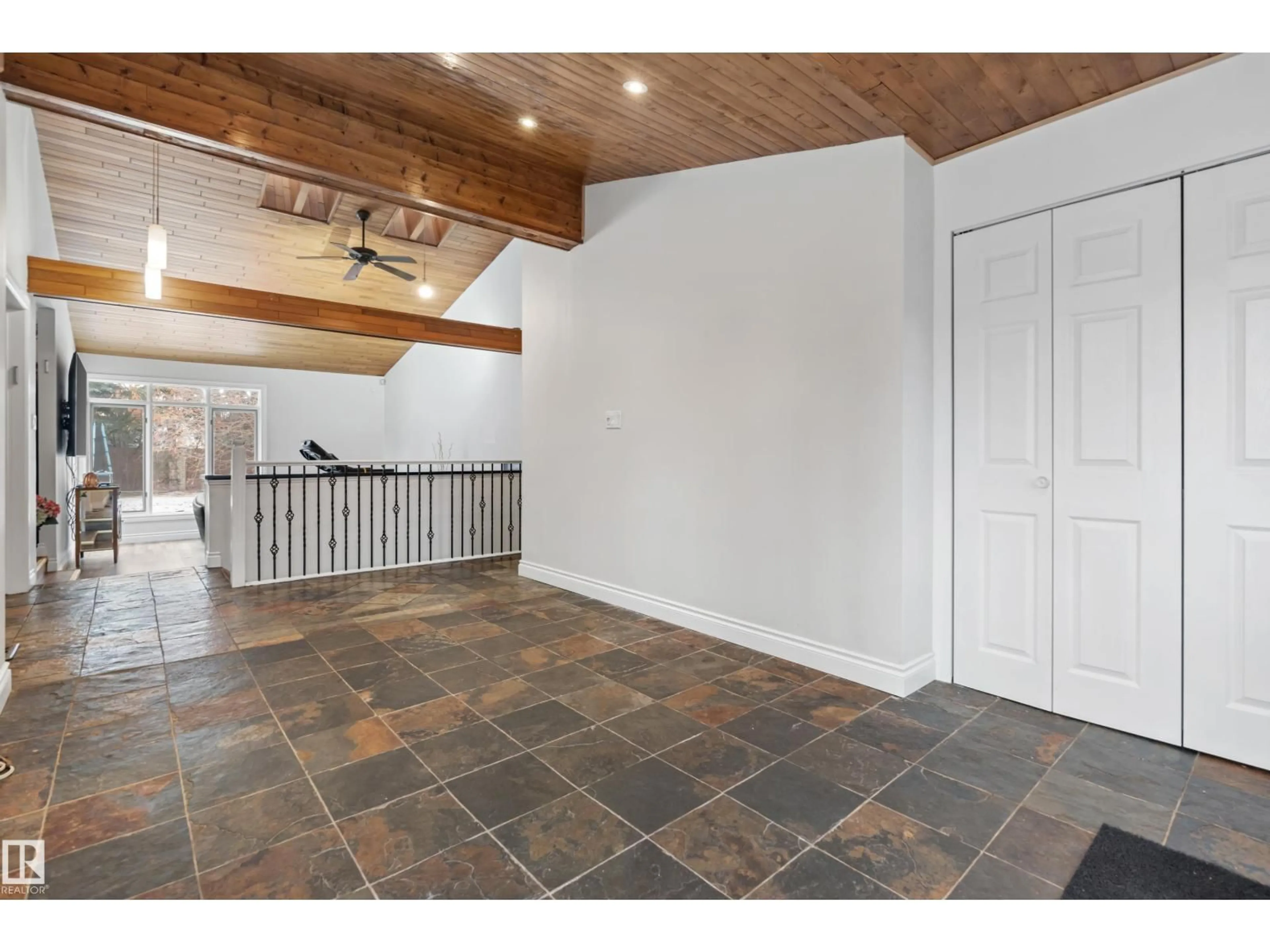 Indoor entryway for 101 WESTRIDGE RD, Edmonton Alberta T5T1B5