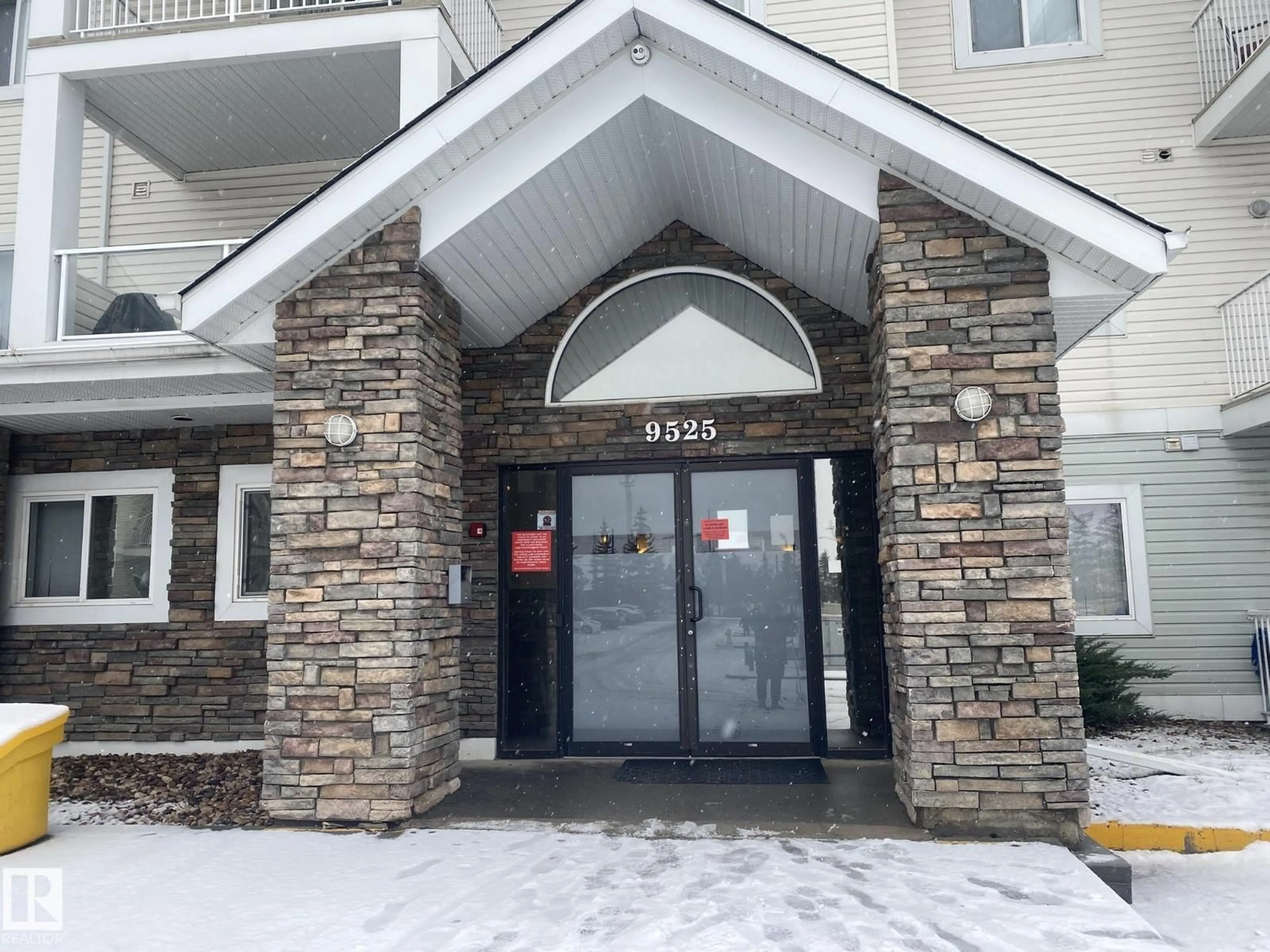 Indoor foyer for 9525 162 AV, Edmonton Alberta T5Z3V2