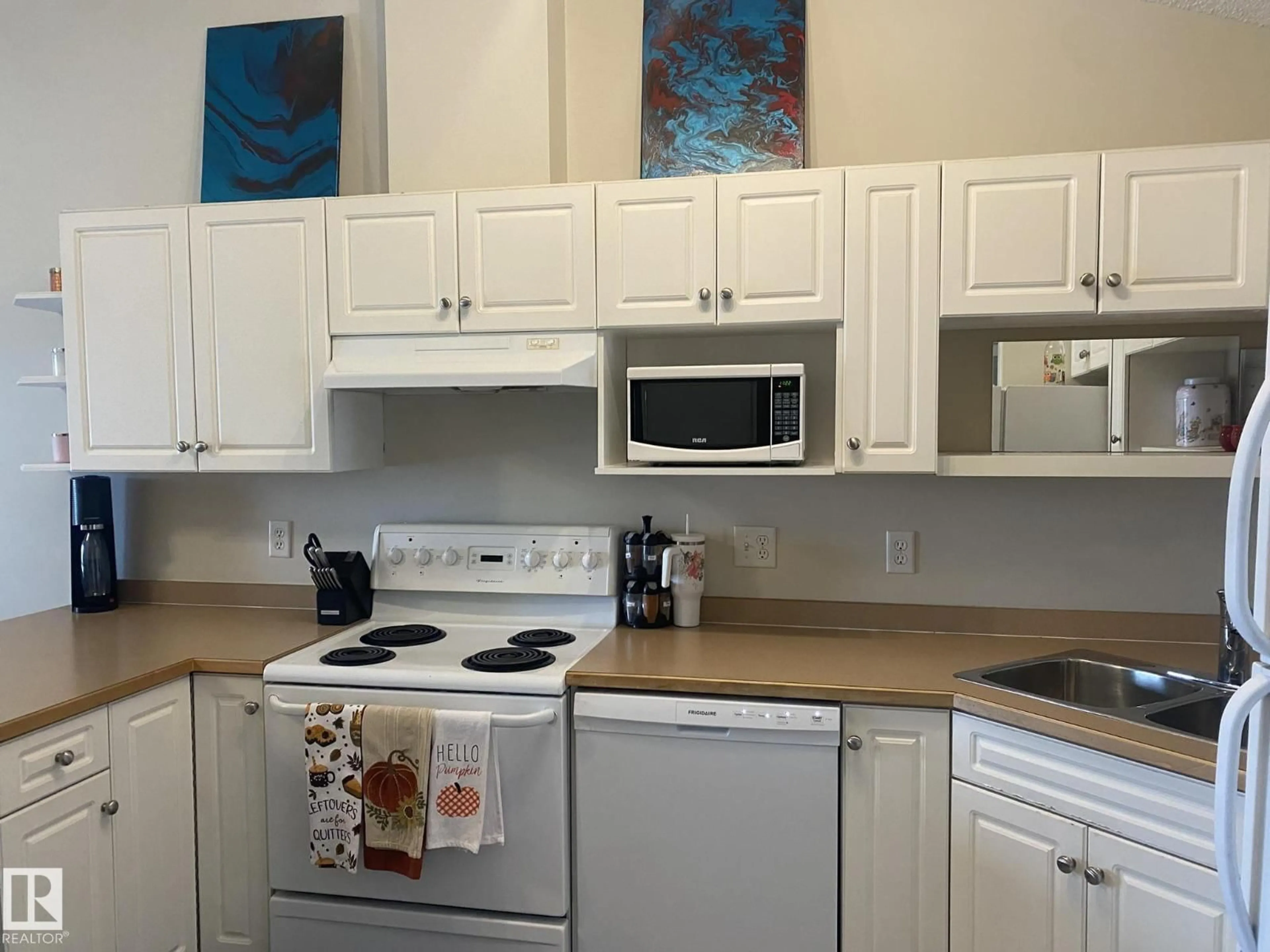 Standard kitchen, unknown for 9525 162 AV, Edmonton Alberta T5Z3V2