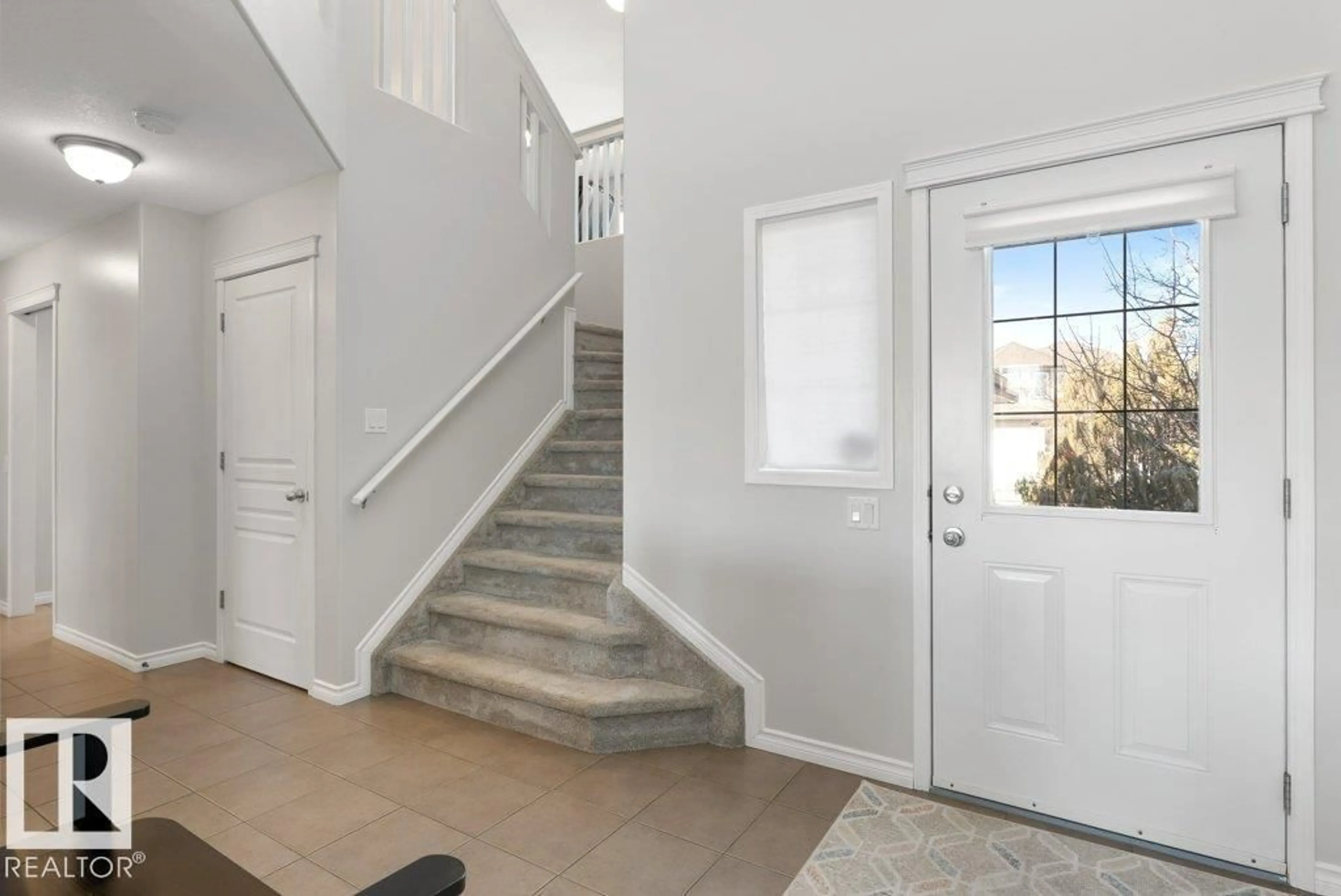 Indoor entryway for 7 ERIN CL, St. Albert Alberta T8N7J8