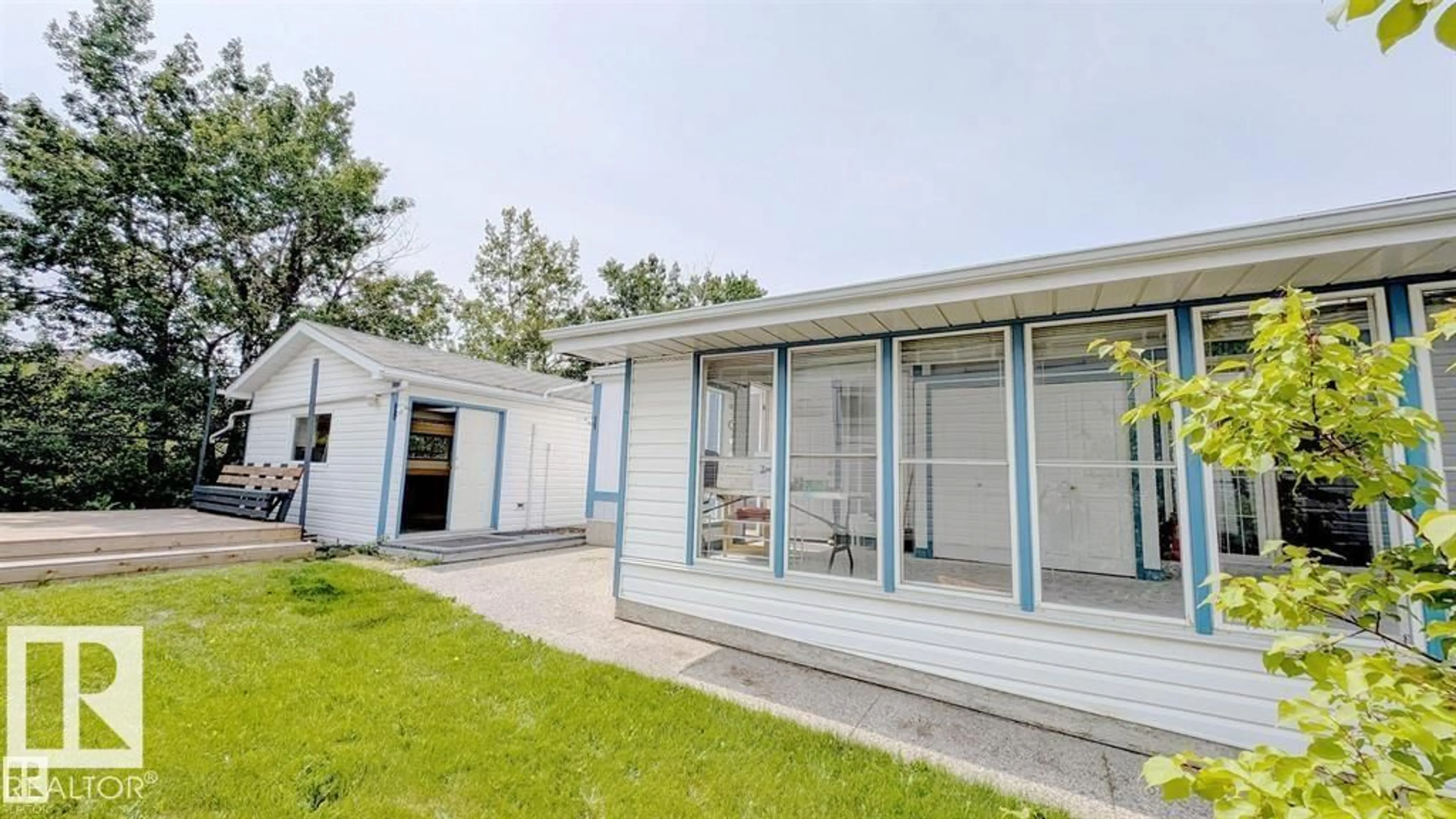 Home with vinyl exterior material, building for 1540 JUBILEE WD, Sherwood Park Alberta T8H1V2