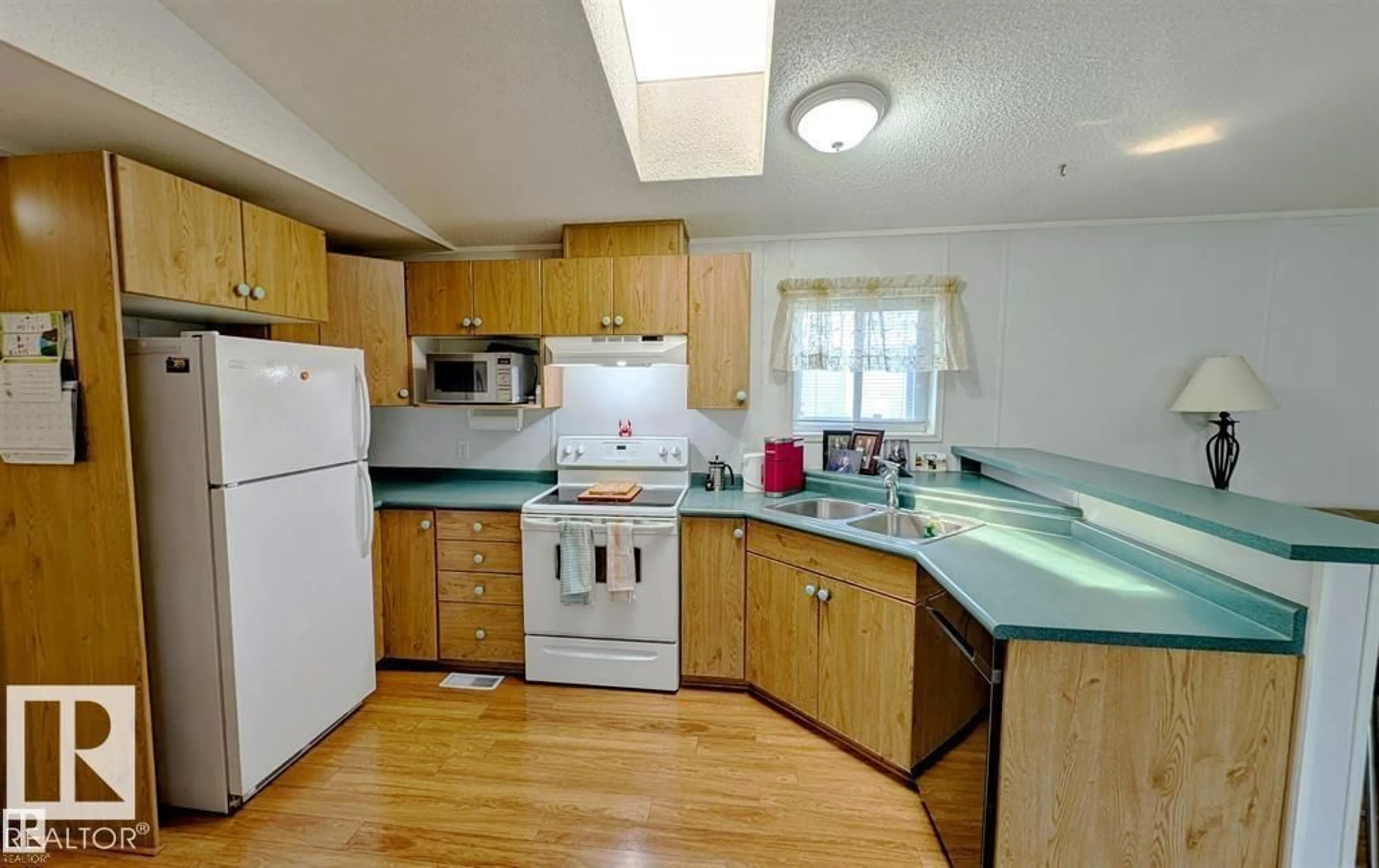 Standard kitchen, wood/laminate floor for 1540 JUBILEE WD, Sherwood Park Alberta T8H1V2