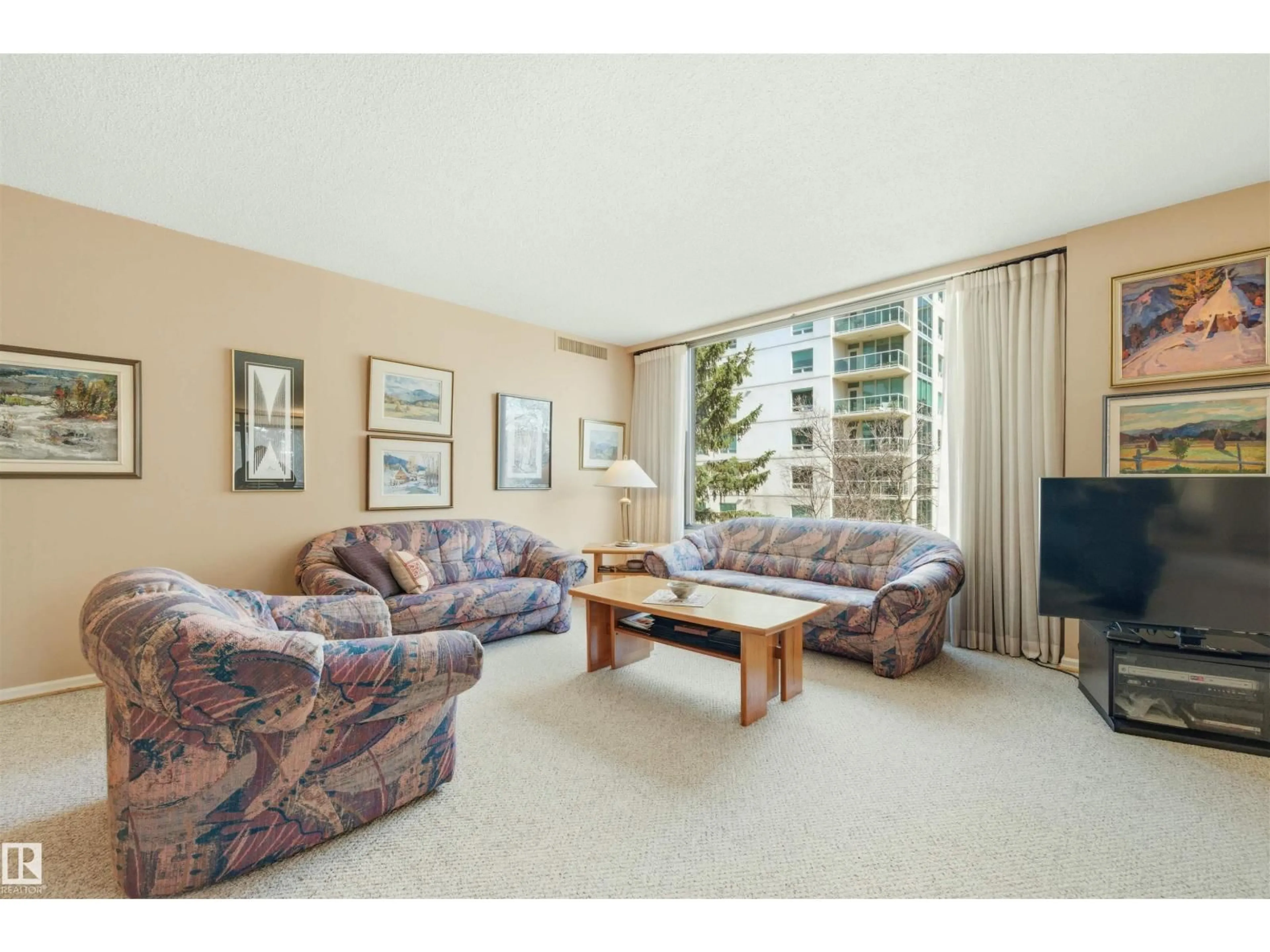 Living room with furniture, carpet floor for 4C - 10050 118 ST, Edmonton Alberta T5K2M8