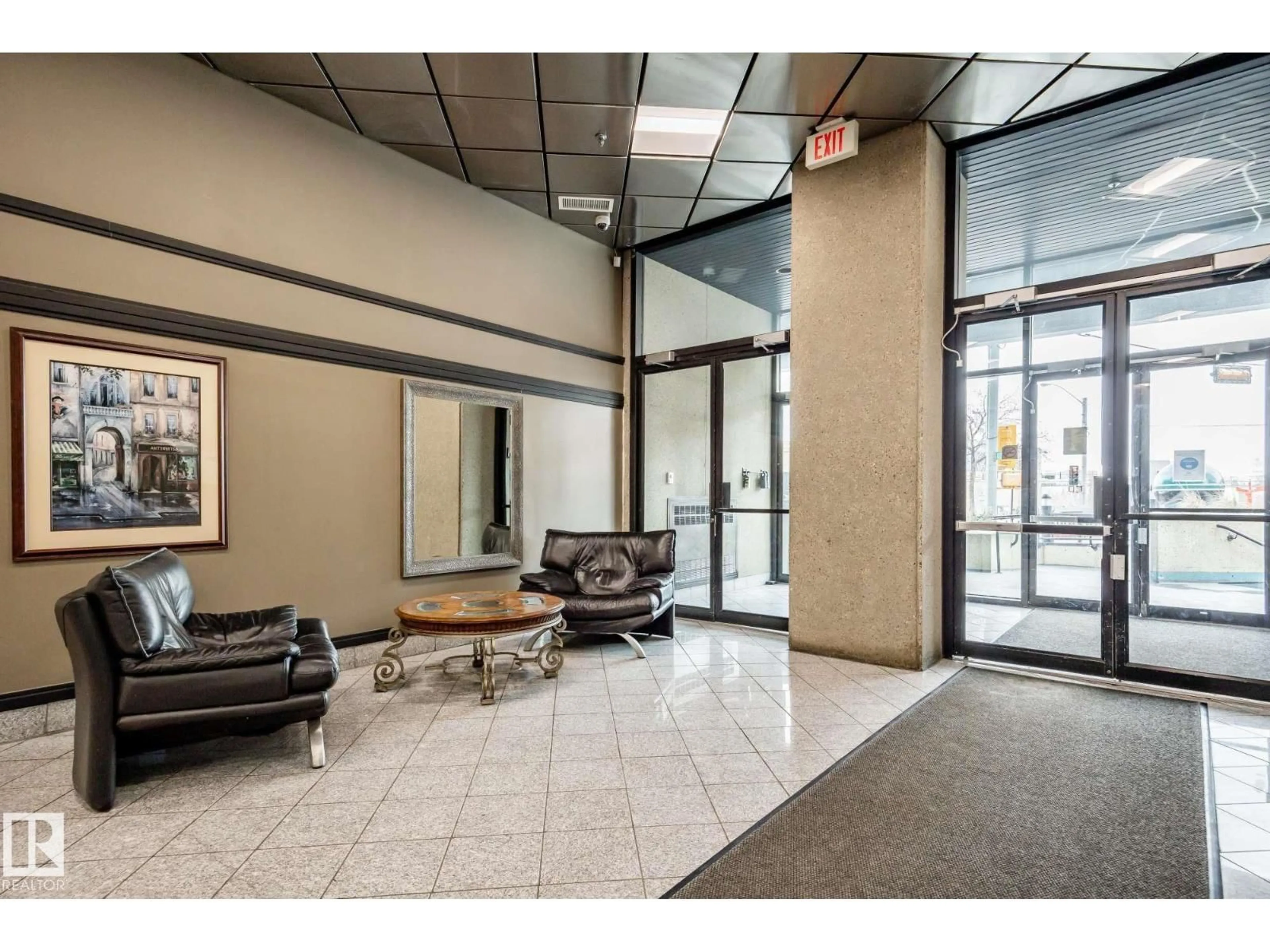 Indoor foyer for 1004 105 ST NW, Edmonton Alberta T5J3N1